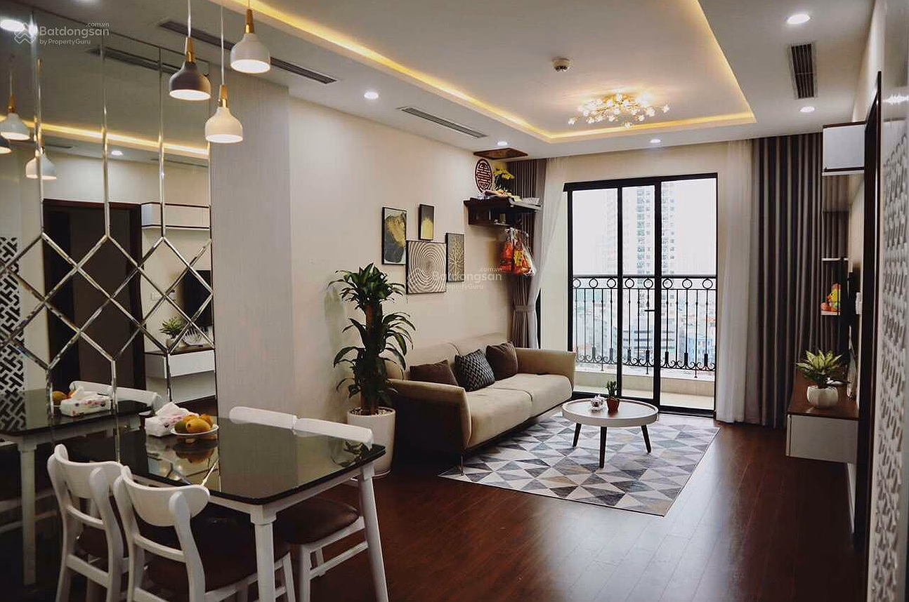 The owner is selling a 2-bedroom apartment in Roman Plaza, 69m2, beautiful new house, full of quality furniture, cool balcony.