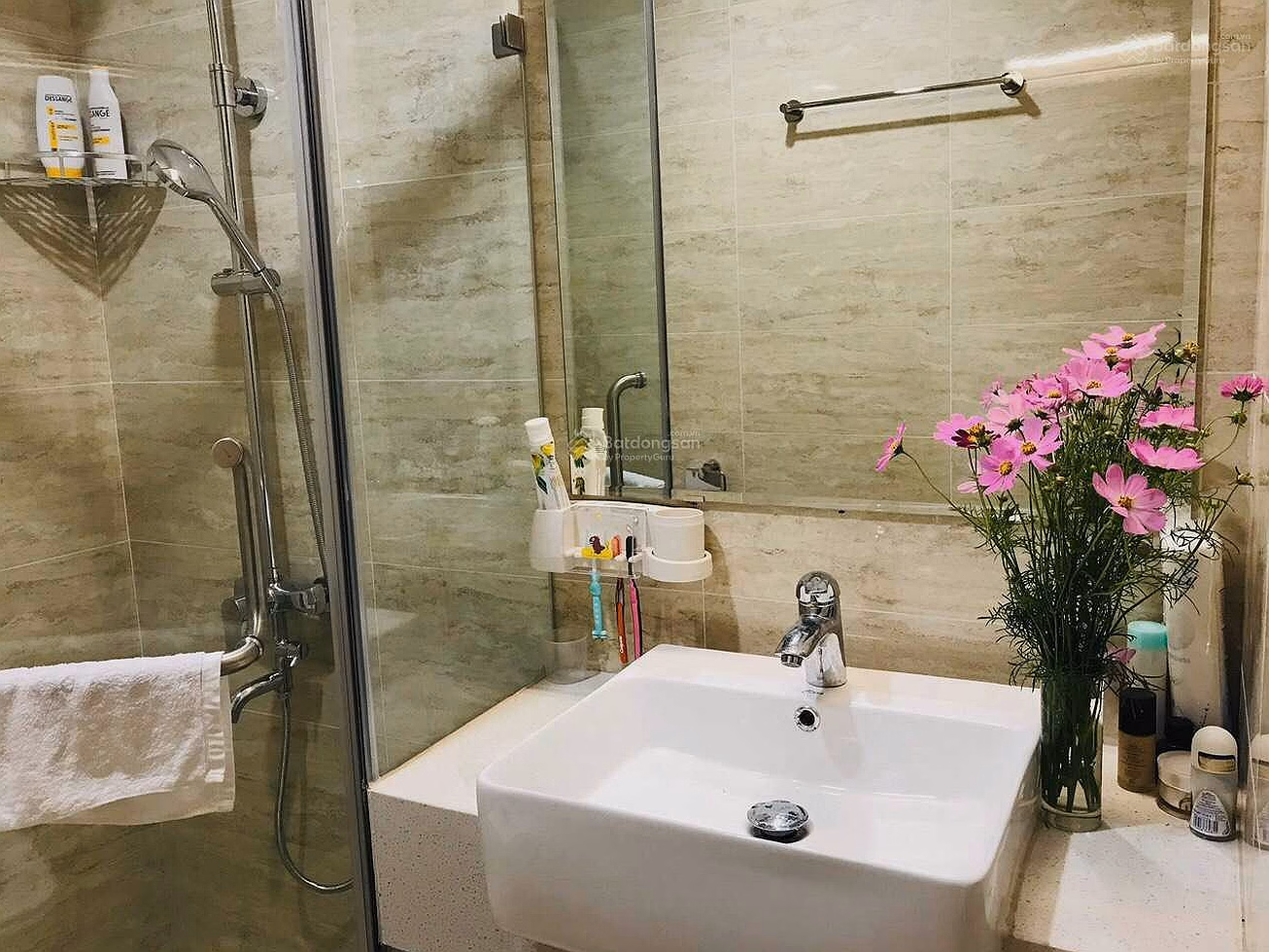 The owner is selling a 2-bedroom apartment in Roman Plaza, 69m2, beautiful new house, full of quality furniture, cool balcony