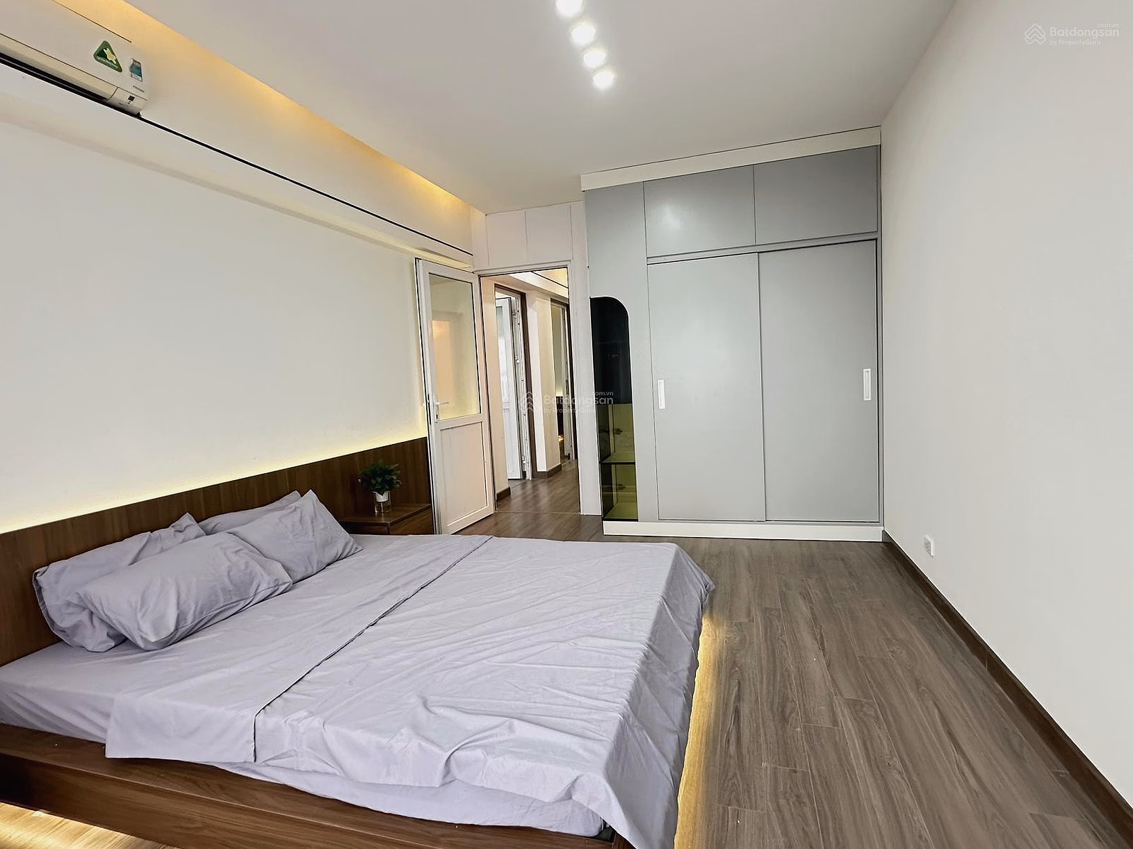 Urgent sale of 3-bedroom apartment in Tan Viet Hoai Duc Apartment, 91m, fully furnished, price 3.8 billion