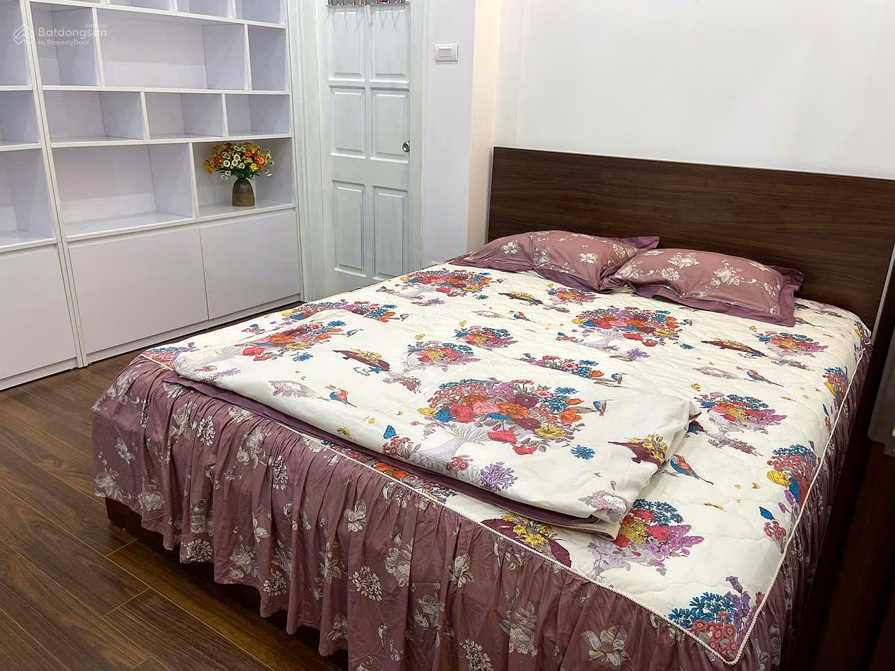 The owner sells a 3-bedroom apartment of 118m2 at N08 Dich Vong New Urban Area, fully furnished, Northwest balcony, red book