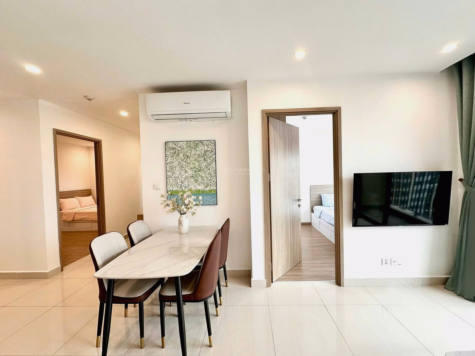 The owner wants to urgently sell an apartment with 2 bedrooms, 2 bathrooms, 63 square meters, priced at 3.7 billion at Vinhomes Ocean Park, with book available and receptionist