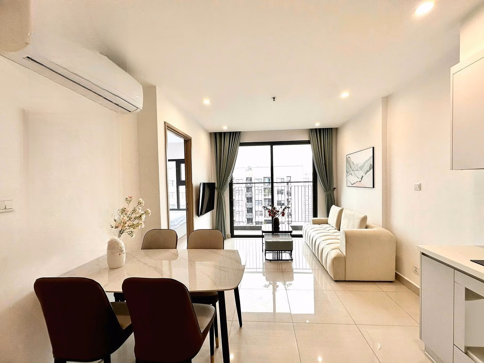 The owner wants to urgently sell an apartment with 2 bedrooms, 2 bathrooms, 63 square meters, priced at 3.7 billion at Vinhomes Ocean Park, with book available and receptionist