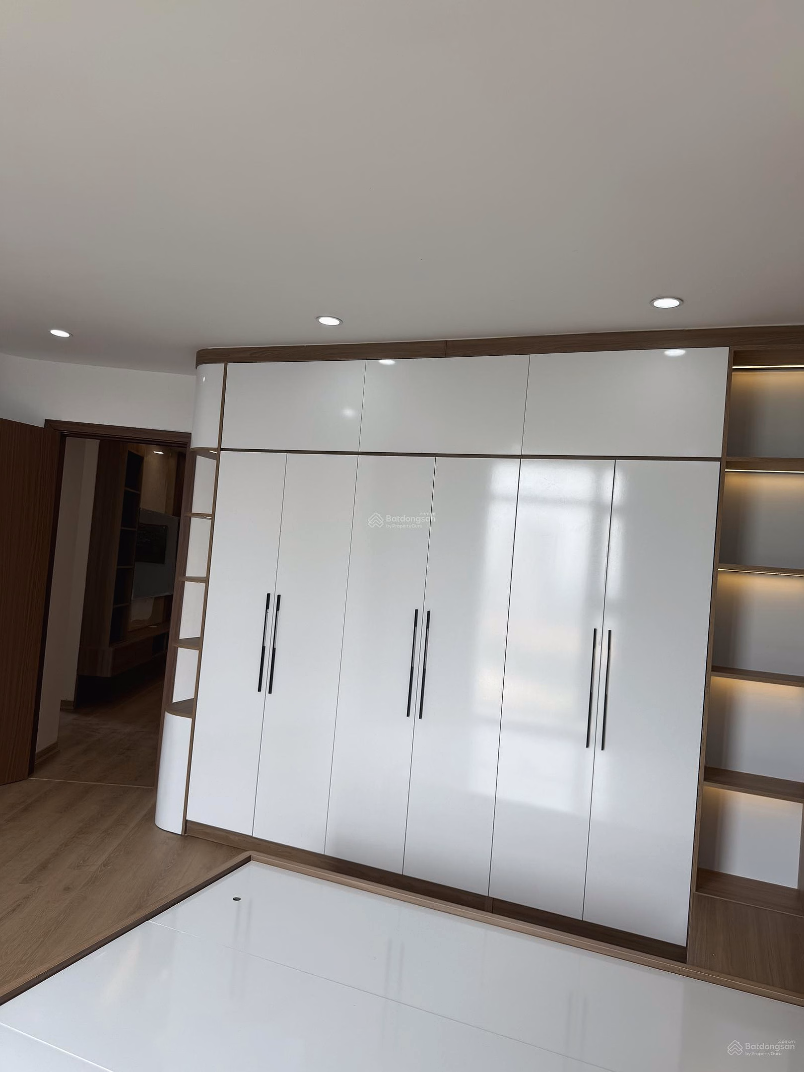 Corner apartment for sale, 115m2, designed with 3 bedrooms and 2 with open view, high floor, Me Tri Thuong urban area, Hanoi