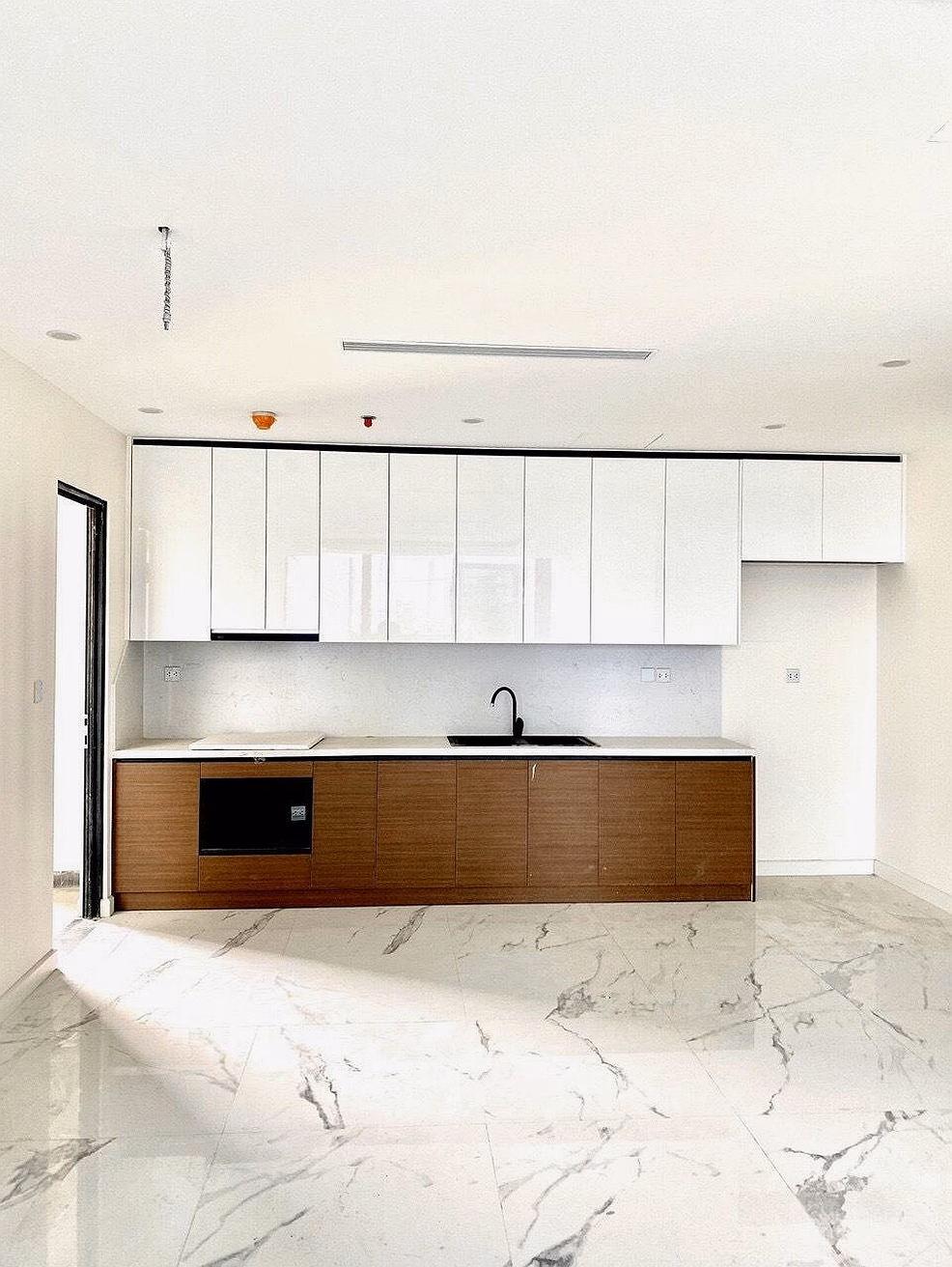 Quick sale and job handling. Apartment 90m² (3 bedrooms, 2 bathrooms). Price more than 8 billion including fees. Long term book. Beautiful floors