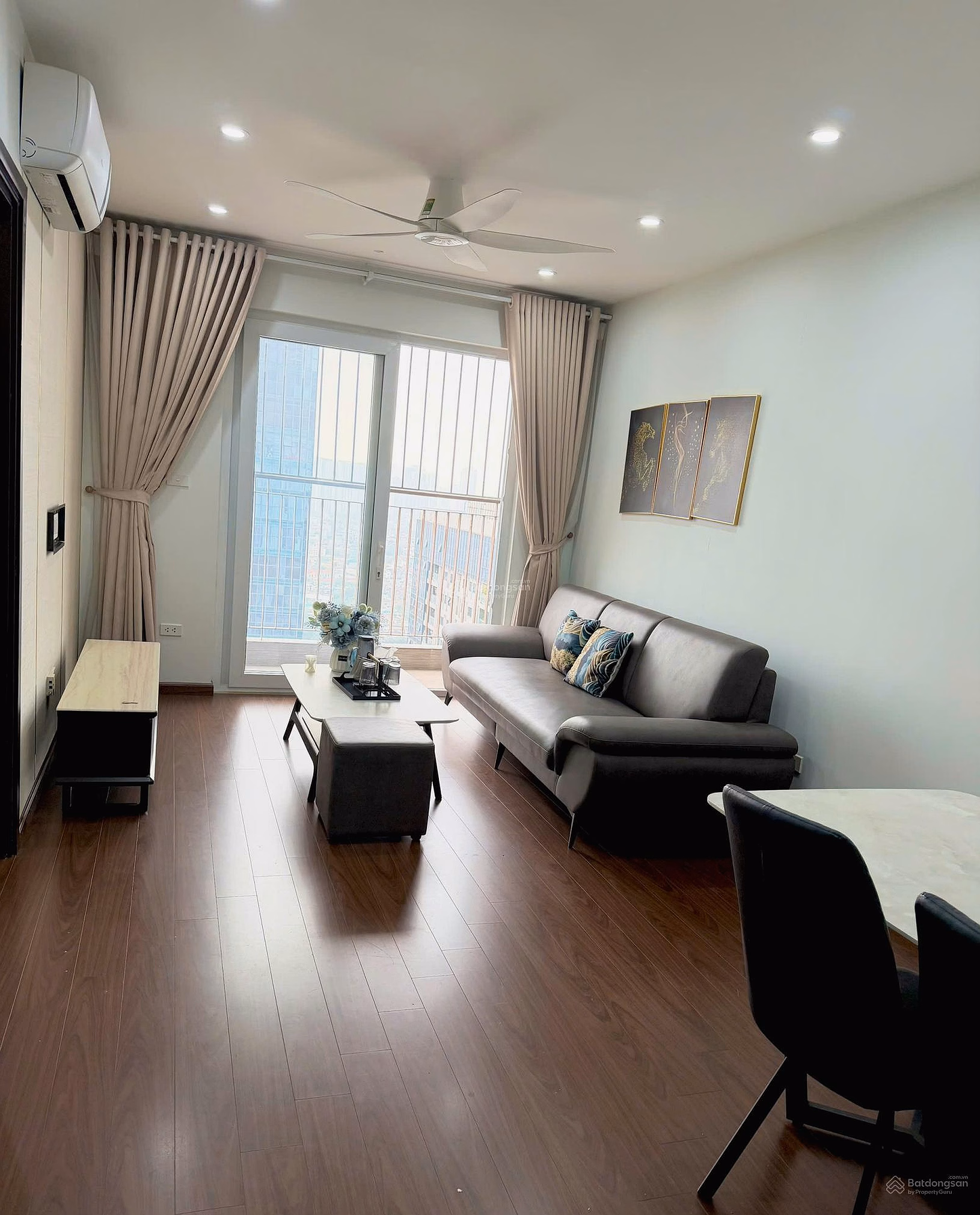 Sold in June - Apartment 90 Nguyen Tuan 71m2 2 bedrooms 2 bathrooms Southeast balcony. There are car slots and beautiful floors