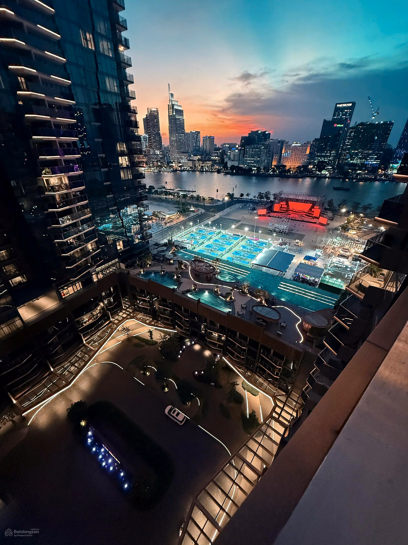 Louis: Selling 2 bedrooms with beauty queen view, area 81m2 - The Opera - Price 35 billion