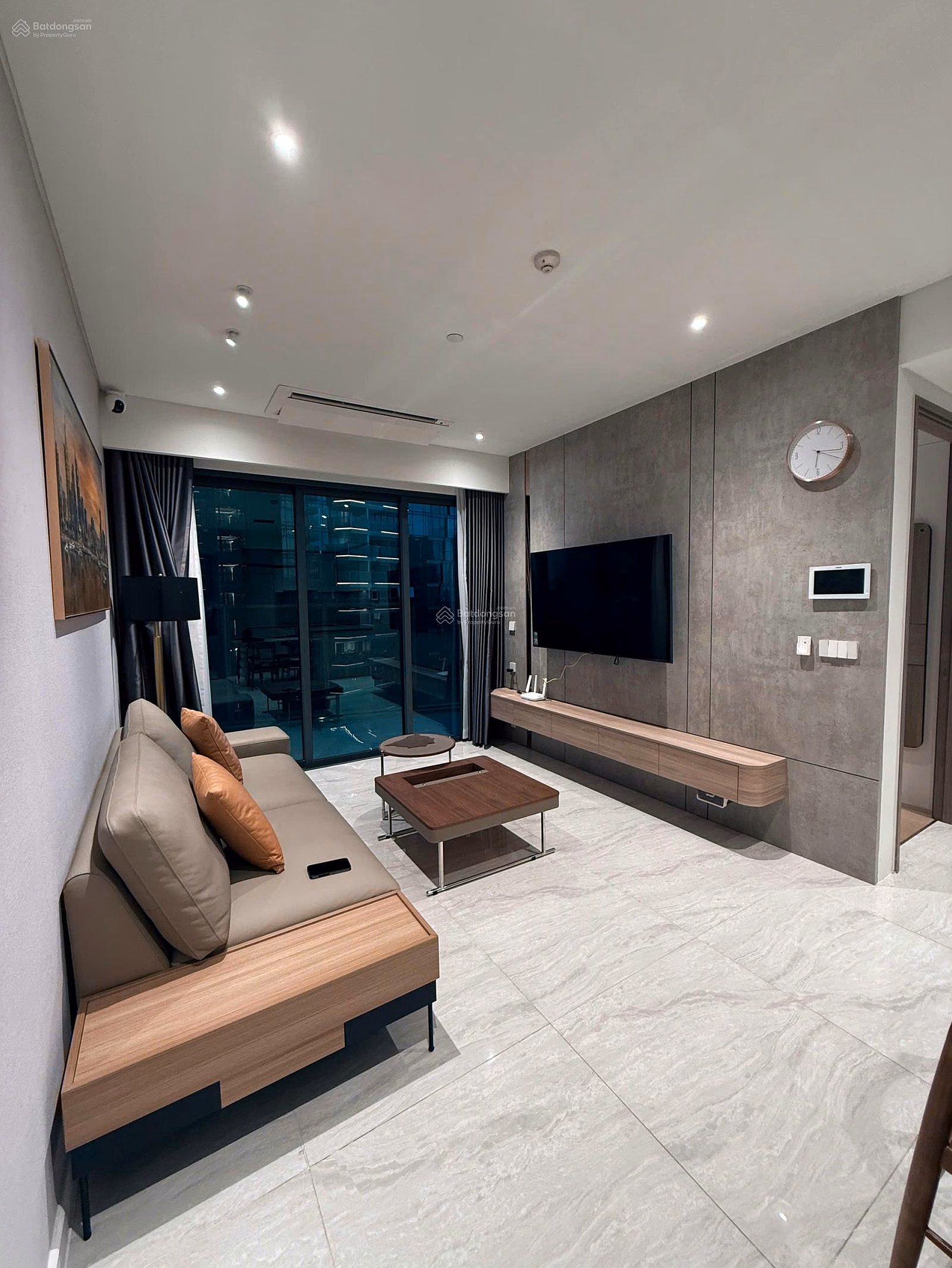 Louis: Selling 2 bedrooms with beauty queen view, area 81m2 - The Opera - Price 35 billion