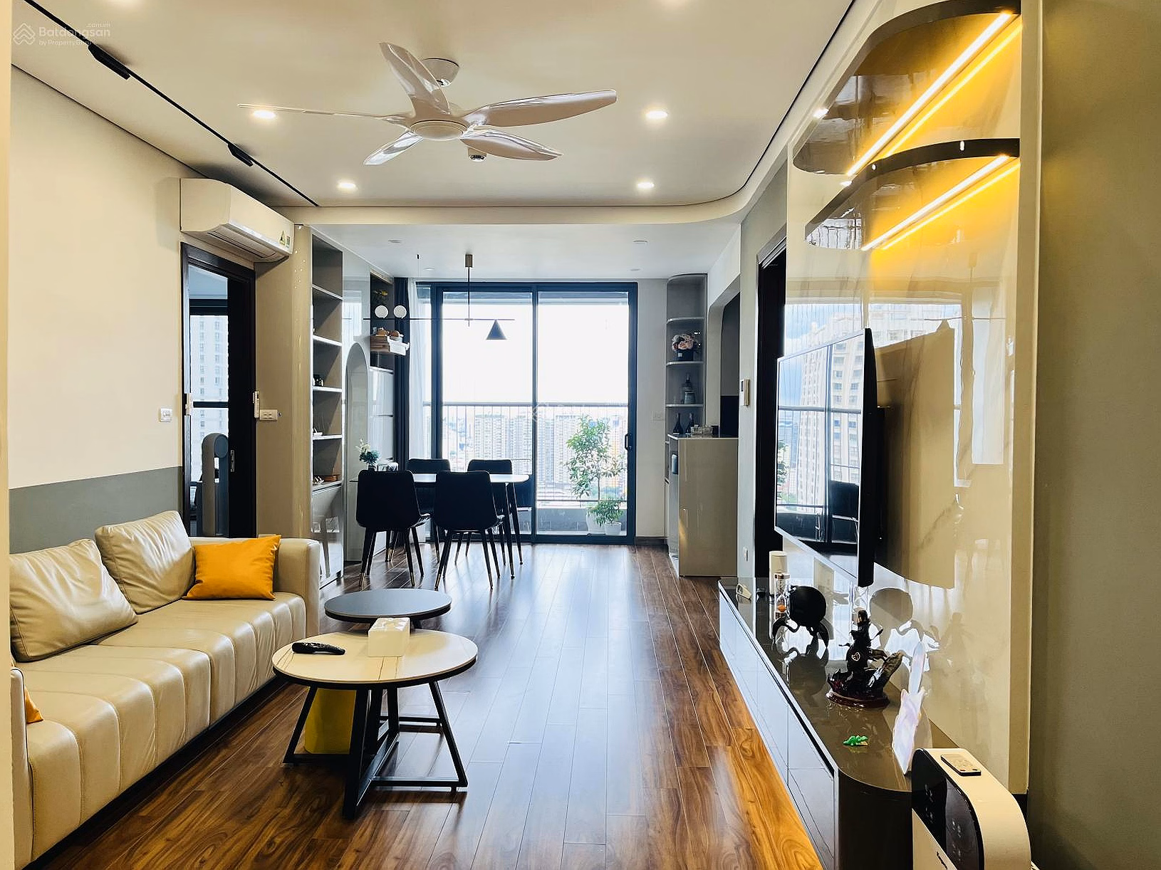 The owner is selling an apartment in Vinata Tower, area 87m², full of beautiful new furniture