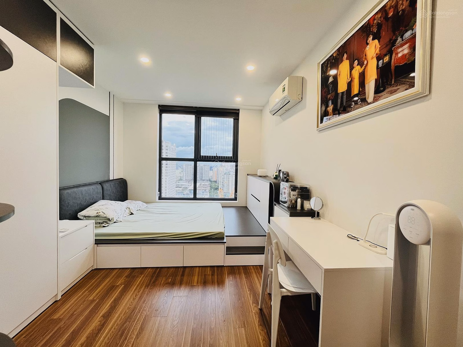 The owner is selling an apartment in Vinata Tower, area 87m², full of beautiful new furniture