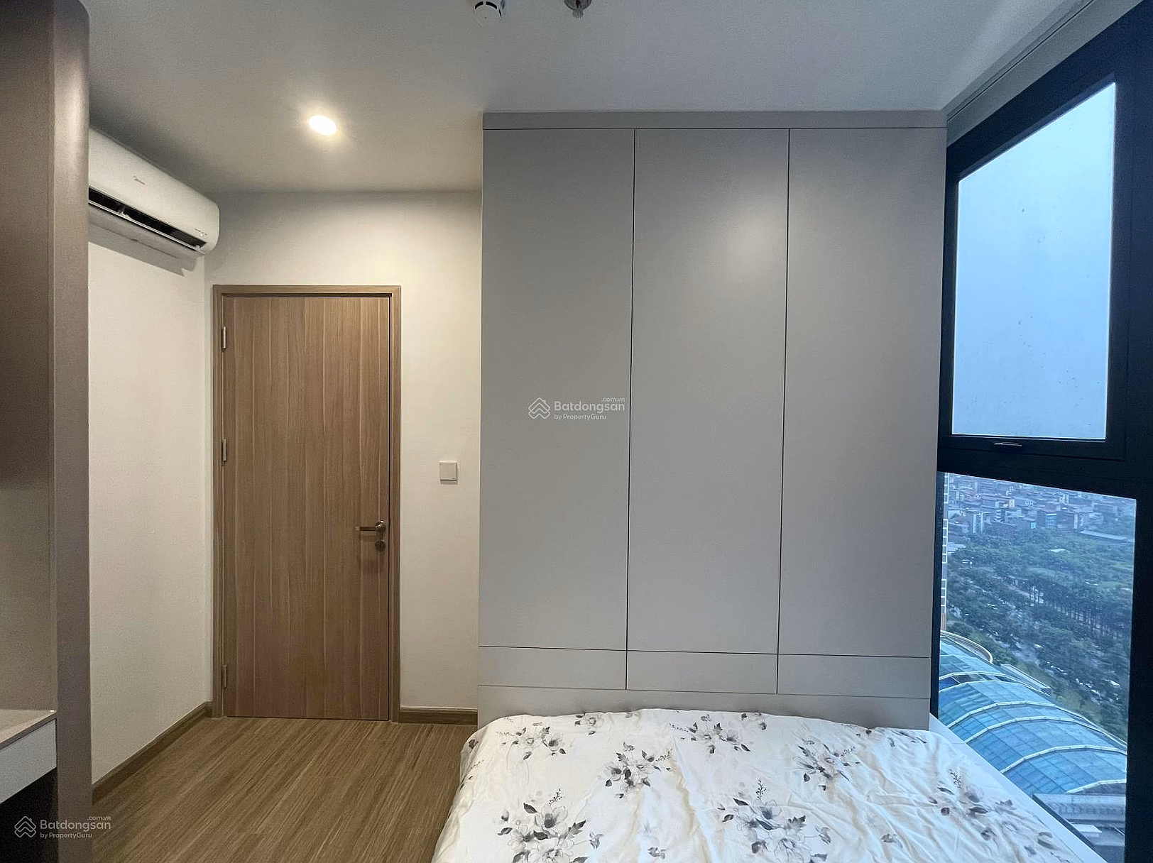 The owner quickly sold the 2-bedroom corner apartment in P1 The Pavilion. Full interior. Have your red book ready. Support customers to buy loans