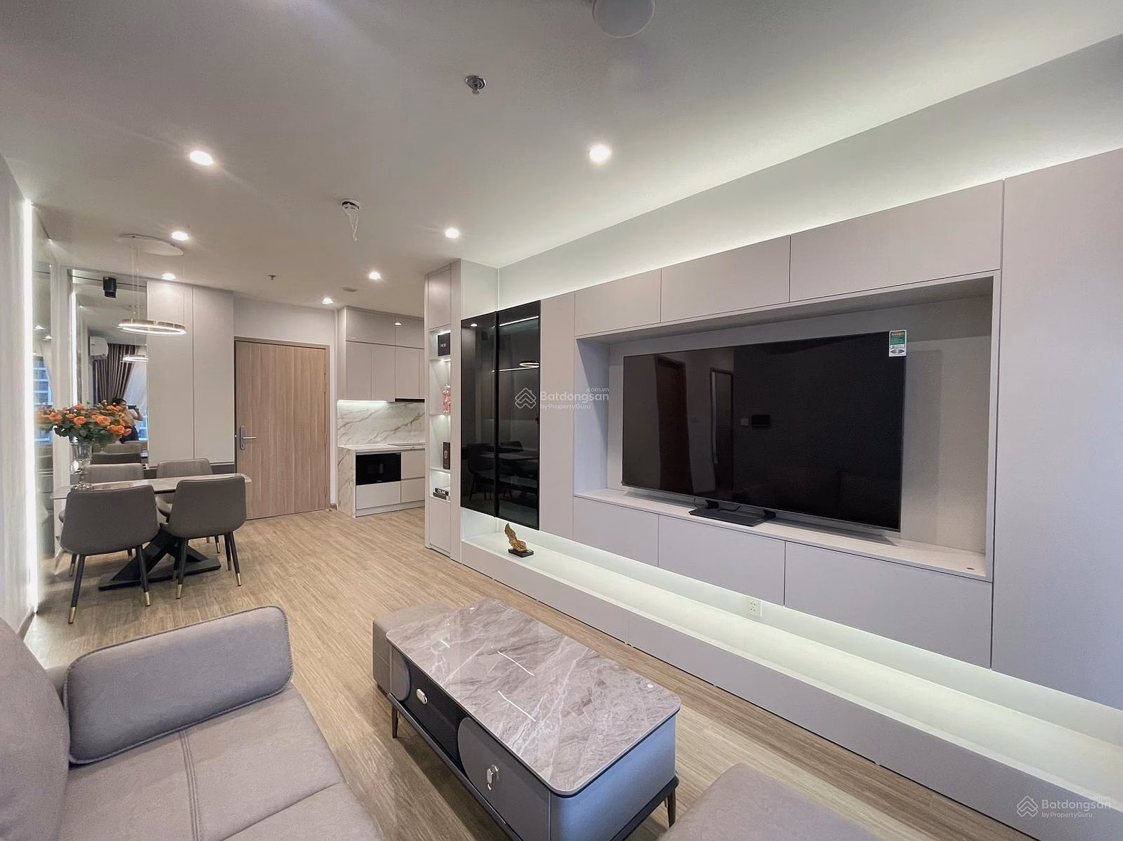 The owner quickly sold the 2-bedroom corner apartment in P1 The Pavilion. Full interior. Have your red book ready. Support customers to buy loans