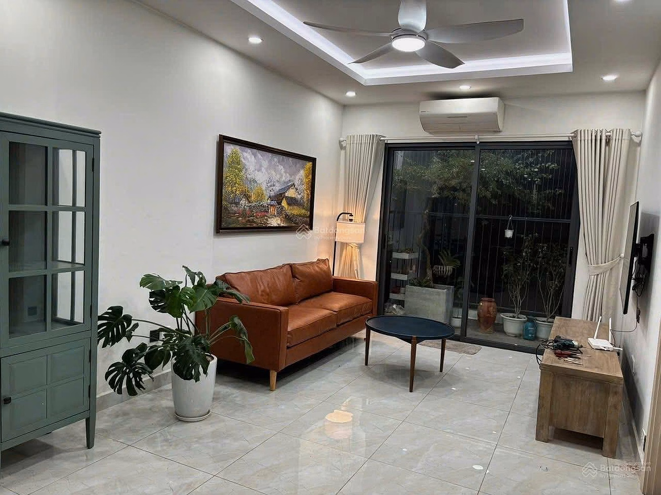 Selling middle floor apartment at Feliz Homes apartment building