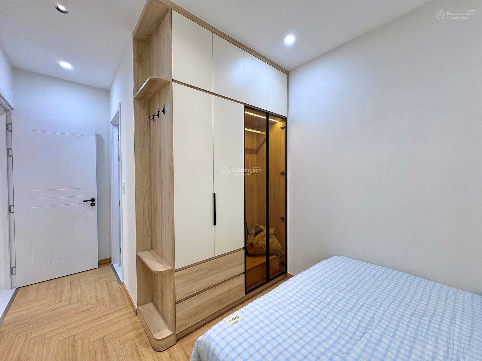 Selling Sky Garden 3 apartment in District 7 - invest 6.x billion and receive immediate cash flow of 40 million/month. 0914 241 ***