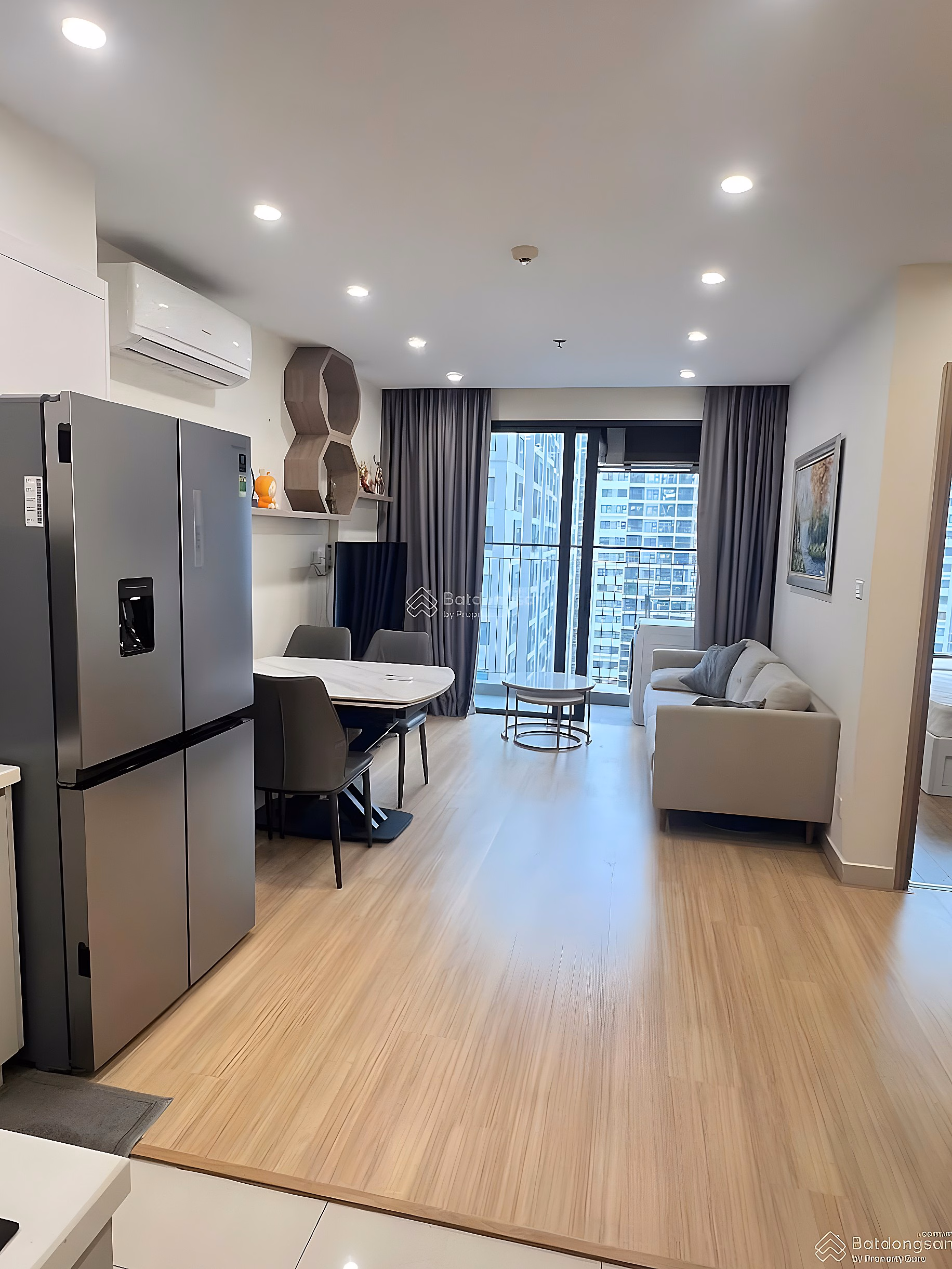 Owner needs to sell 1 bedroom + 43m² apartment, building S205, floor 2209, Vinhomes Smart City. Price 3.2 billion including fees