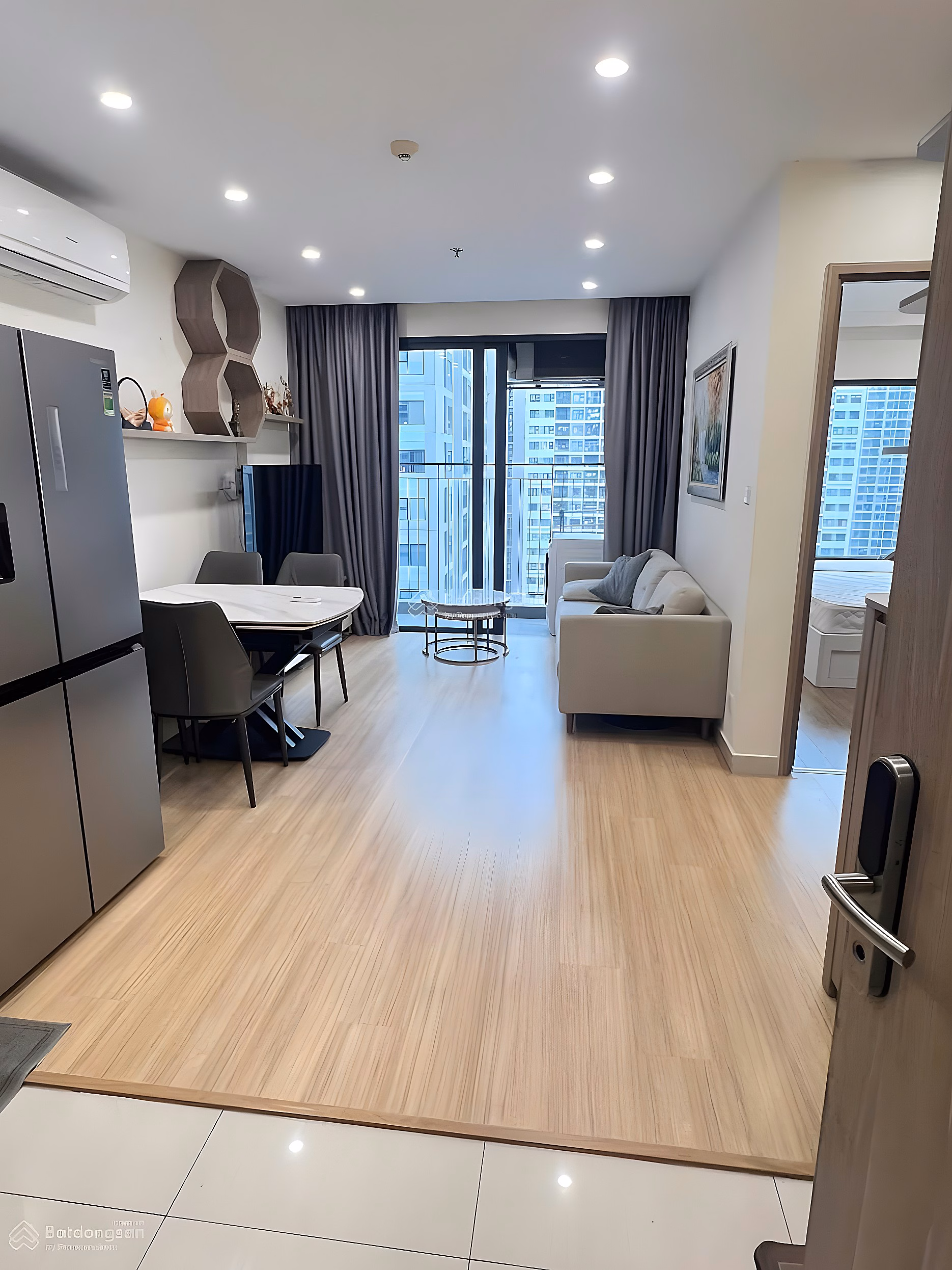 Owner needs to sell 1 bedroom + 43m² apartment, building S205, floor 2209, Vinhomes Smart City. Price 3.2 billion including fees