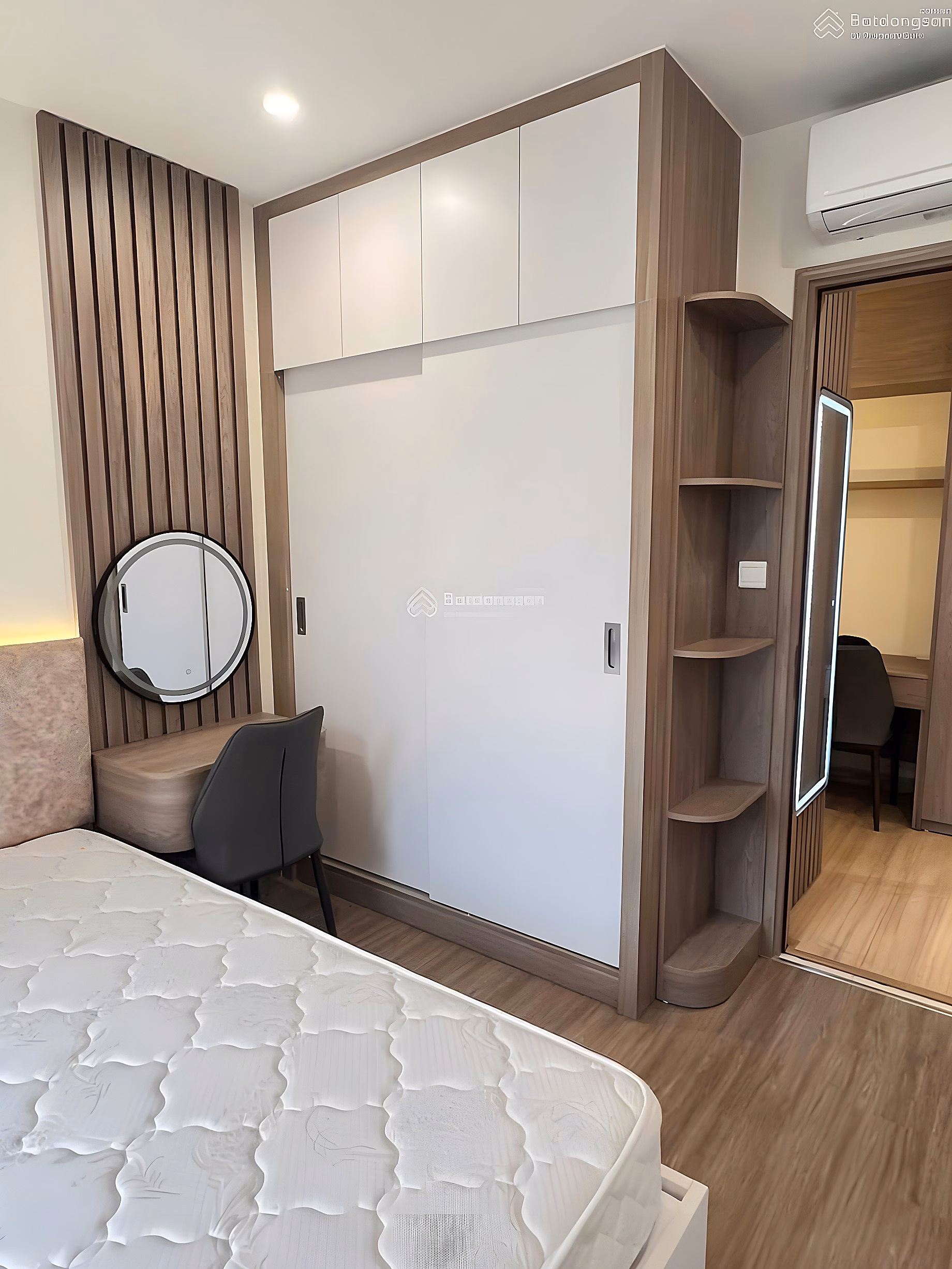 Owner needs to sell 1 bedroom + 43m² apartment, building S205, floor 2209, Vinhomes Smart City. Price 3.2 billion including fees