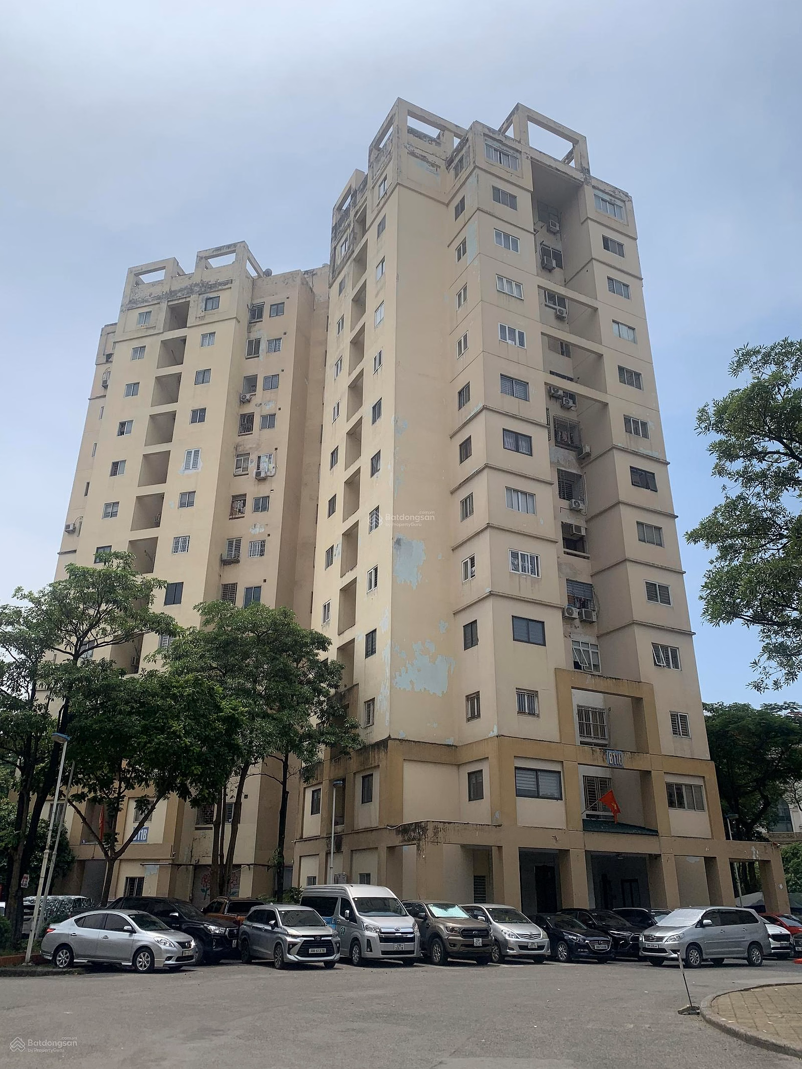 Selling apartment B11, Nam Trung Yen urban area, Cau Giay, area: 65m2, 2 bedrooms, 10th floor, price over 4.8 billion