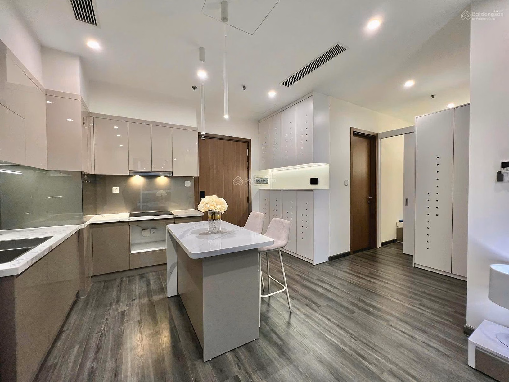 Need to sell apartment 1N+ 48m R105, red book ready, full high-end furniture, cool direction, price 3,63,000 VND