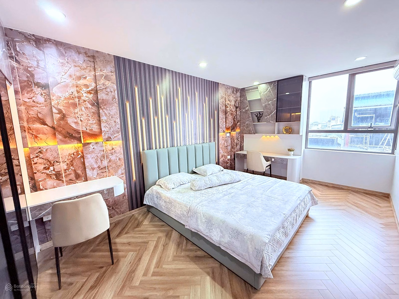 Cut losses and urgently sell 2 bedroom apartment - Phuong Dong Green Park, full of beauty, live right away, bank loan support ~ 4,650 billion
