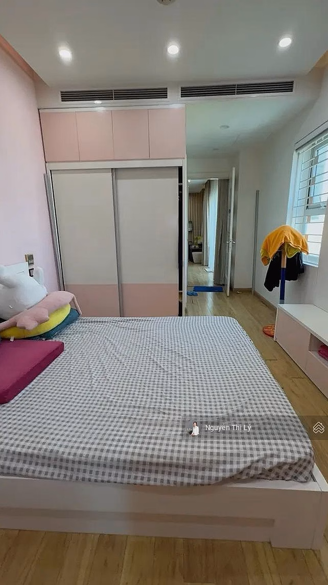 The owner sells a 171m2 luxury apartment in My Dinh apartment complex, full of beautiful furniture, red book from the owner