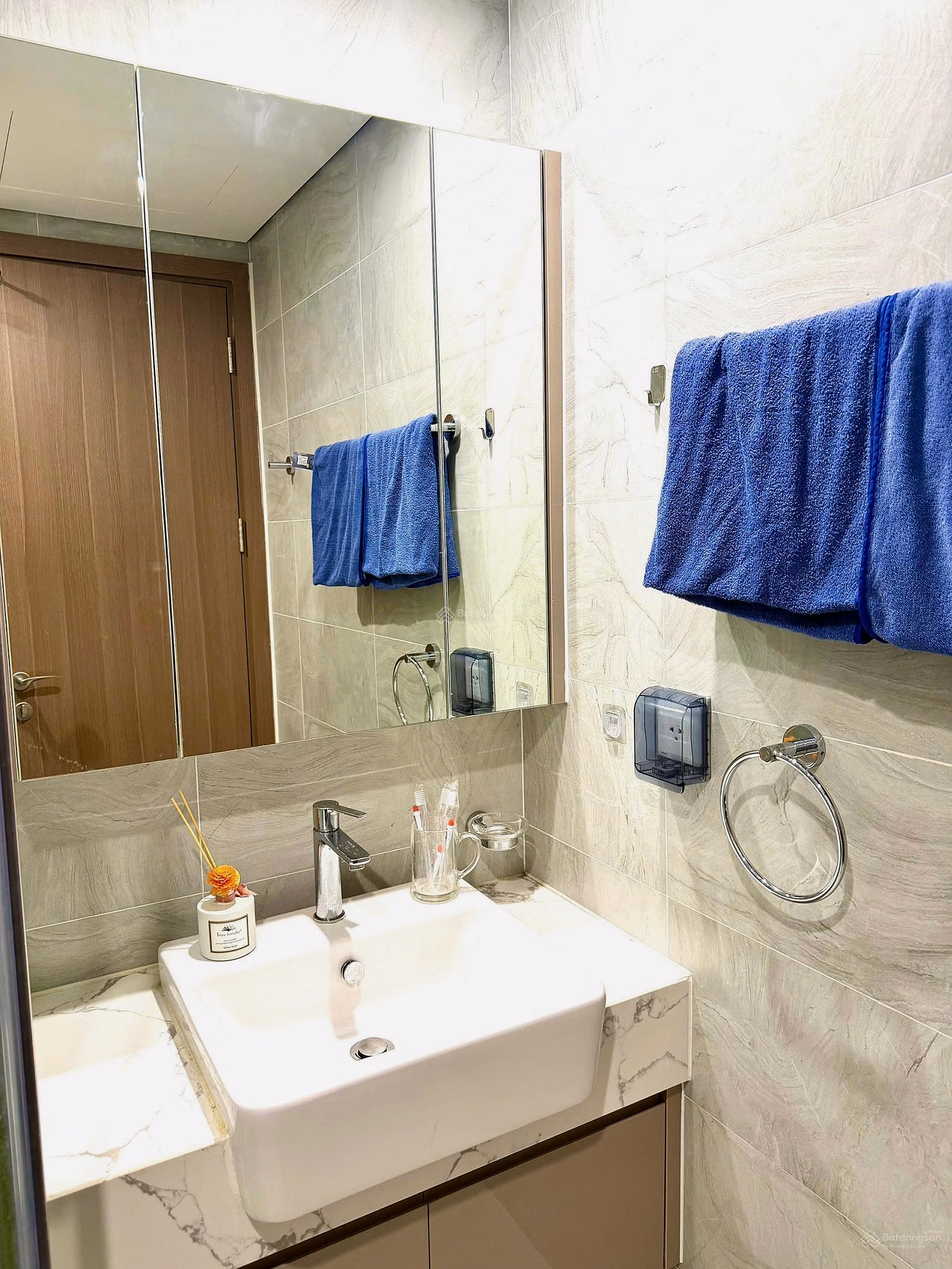Good prices for good customers! Only 3.18 billion to own a 1-bedroom apartment R1.05; The balcony is cool, full of good clothes