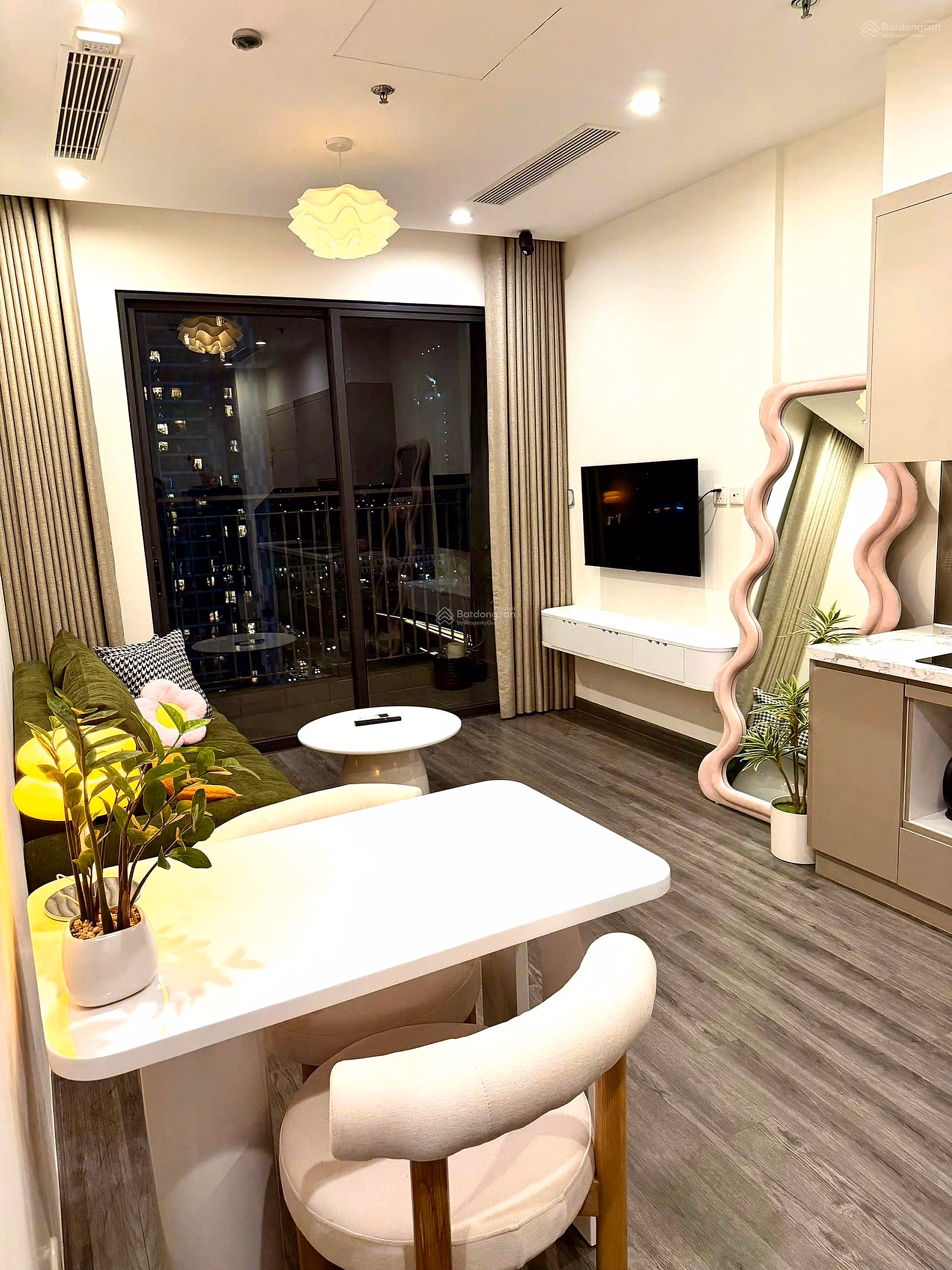 Good prices for good customers! Only 3.18 billion to own a 1-bedroom apartment R1.05; The balcony is cool, full of good clothes