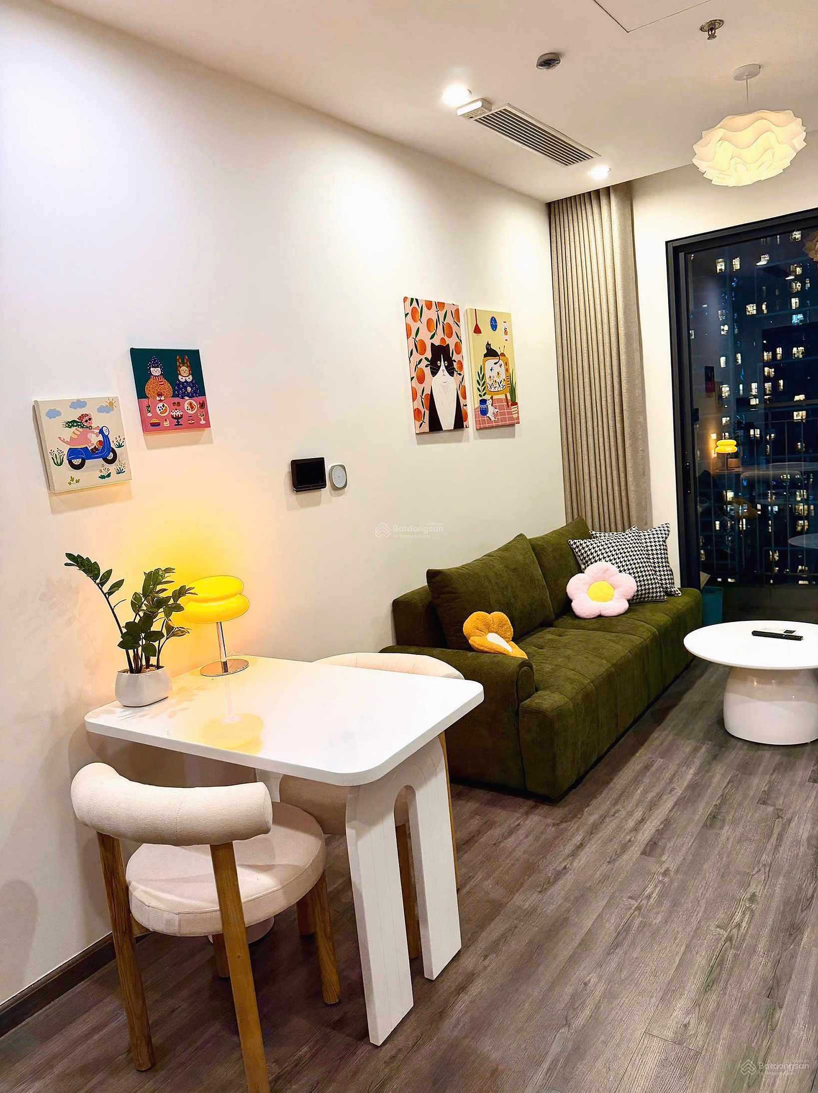 Good prices for good customers! Only 3.18 billion to own a 1-bedroom apartment R1.05; The balcony is cool, full of good clothes
