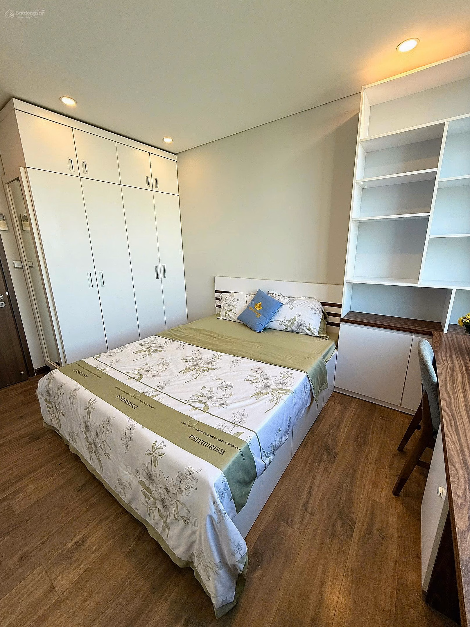 Relocating abroad, need to sell quickly apartment N01T4 Ngoai Giao Doan - Direct view of the Lake