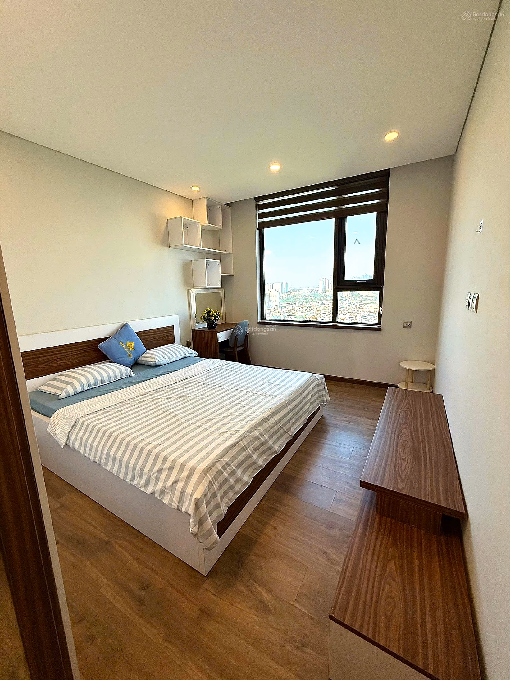 Relocating abroad, need to sell quickly apartment N01T4 Ngoai Giao Doan - Direct view of the Lake