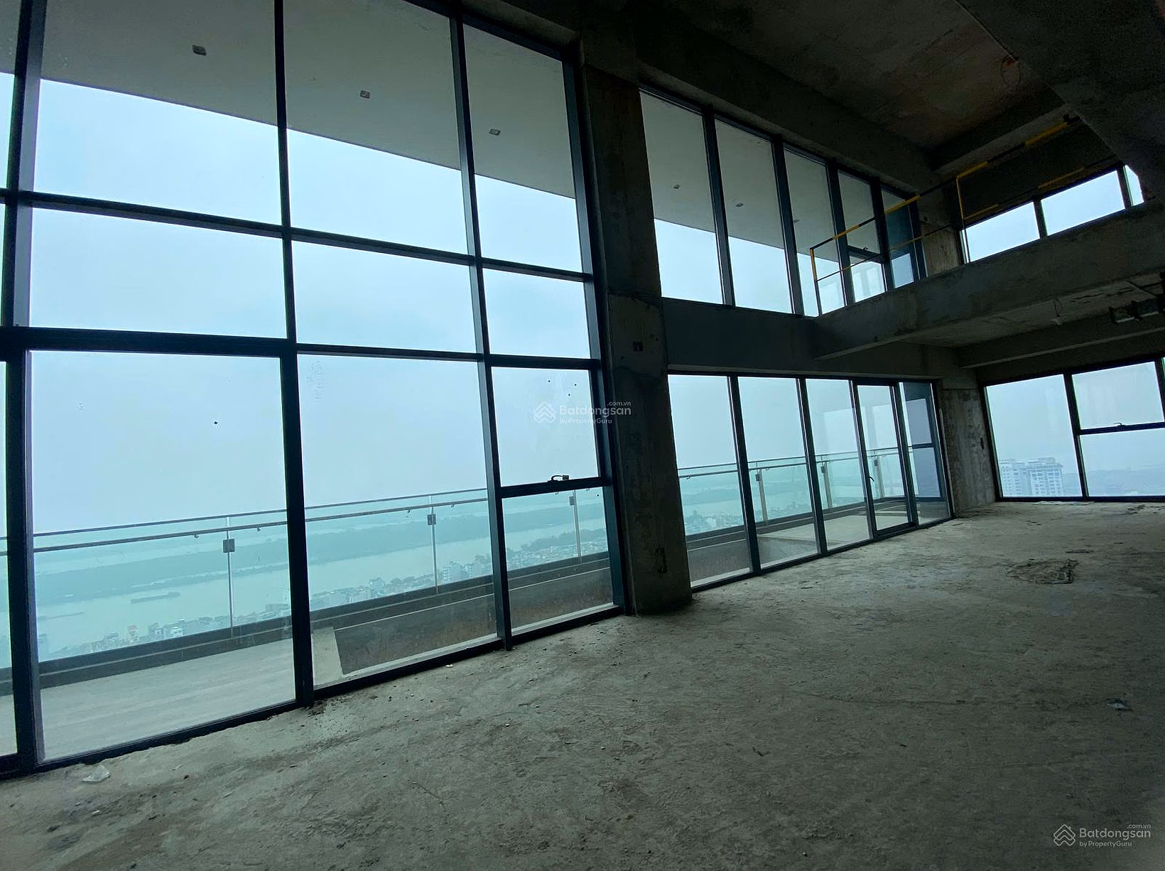Only 1 most beautiful Penthouse in Tay Ho, 495m2, full view of the Red River and West Lake, priced at just over 131 million/m2