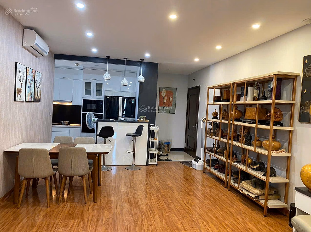 Korean owner needs to sell urgently Project: The Sun Me Tri, Area 99M2 TK 3 bedrooms 2 with full furniture middle floor Price 90 million/m2.