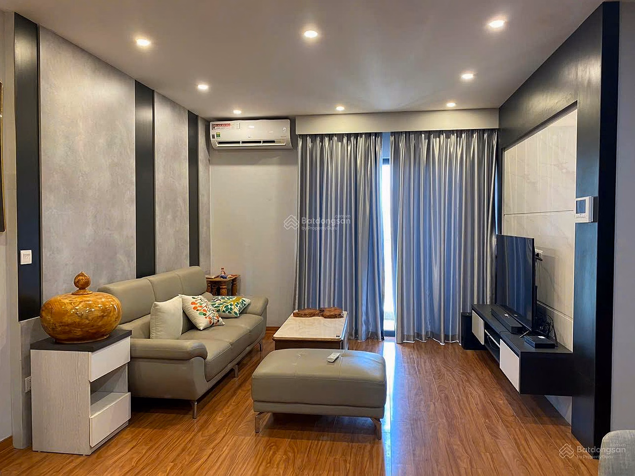 Korean owner needs to sell urgently Project: The Sun Me Tri, Area 99M2 TK 3 bedrooms 2 with full furniture middle floor Price 90 million/m2