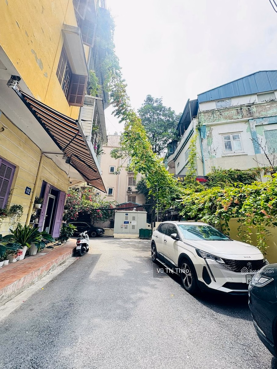 The owner sells a communal house at Chua Lang, Nguyen Chi Thanh, 62m2, corner lot, off-street, red book available