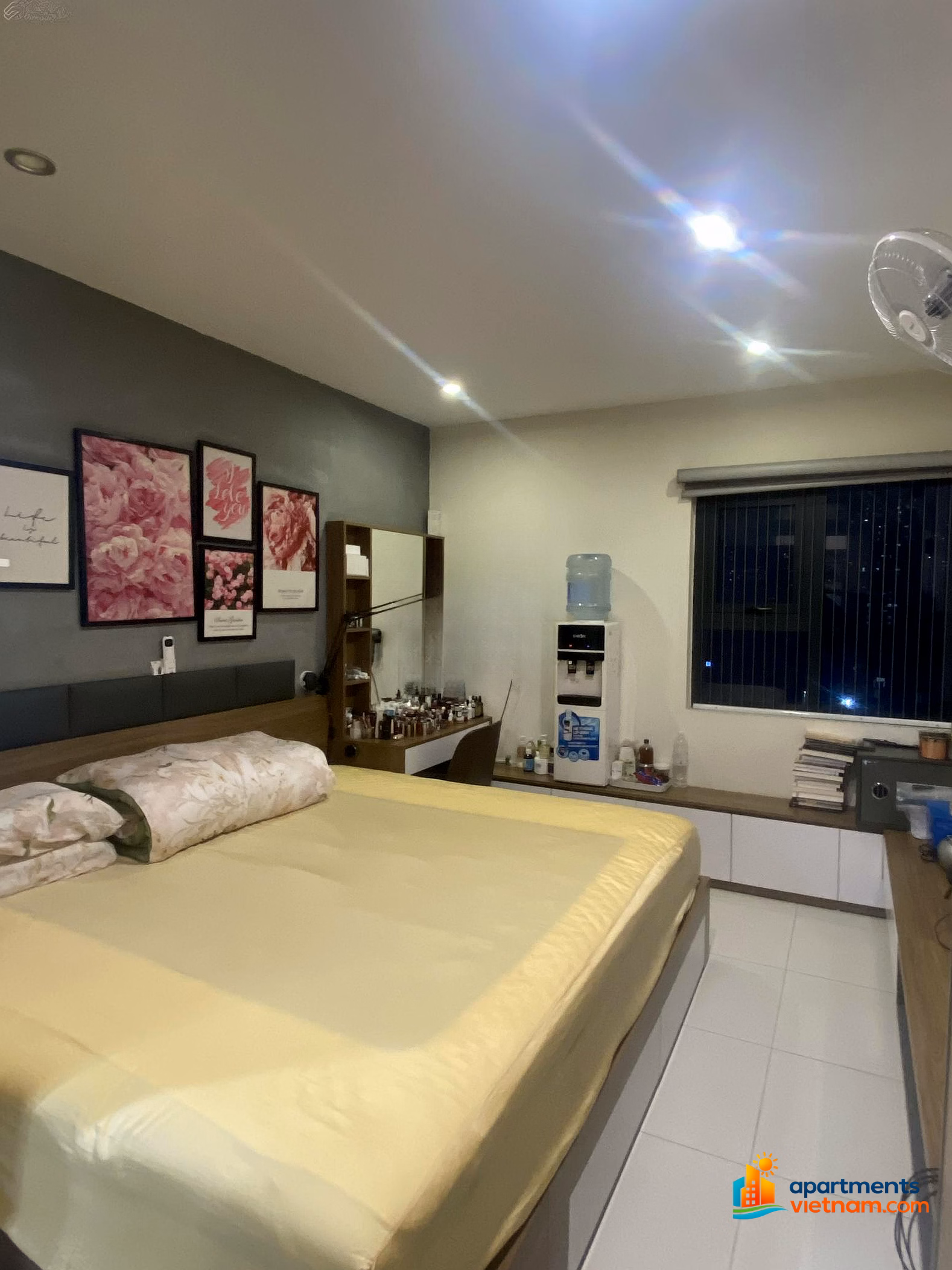 The owner sends a fully furnished 3-bedroom apartment for rent. Chill, most airy GoldSeason for Vietnamese families to settle down