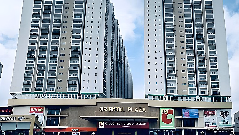 Apartment for sale at Oriental Plaza 685 Au Co, good price for only 2 billion units, area 77m2 - 2 bedrooms - 2 bathrooms - Red book ready