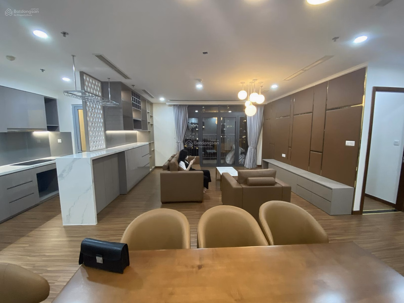 Selling Vinhomes Central Park 3-bedroom apartment 128m2 with high-class furniture and pink book