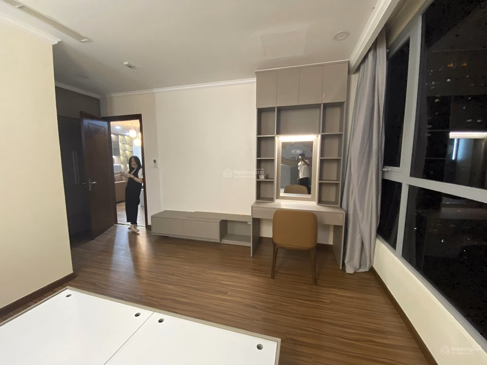 Selling Vinhomes Central Park 3-bedroom apartment 128m2 with high-class furniture and pink book