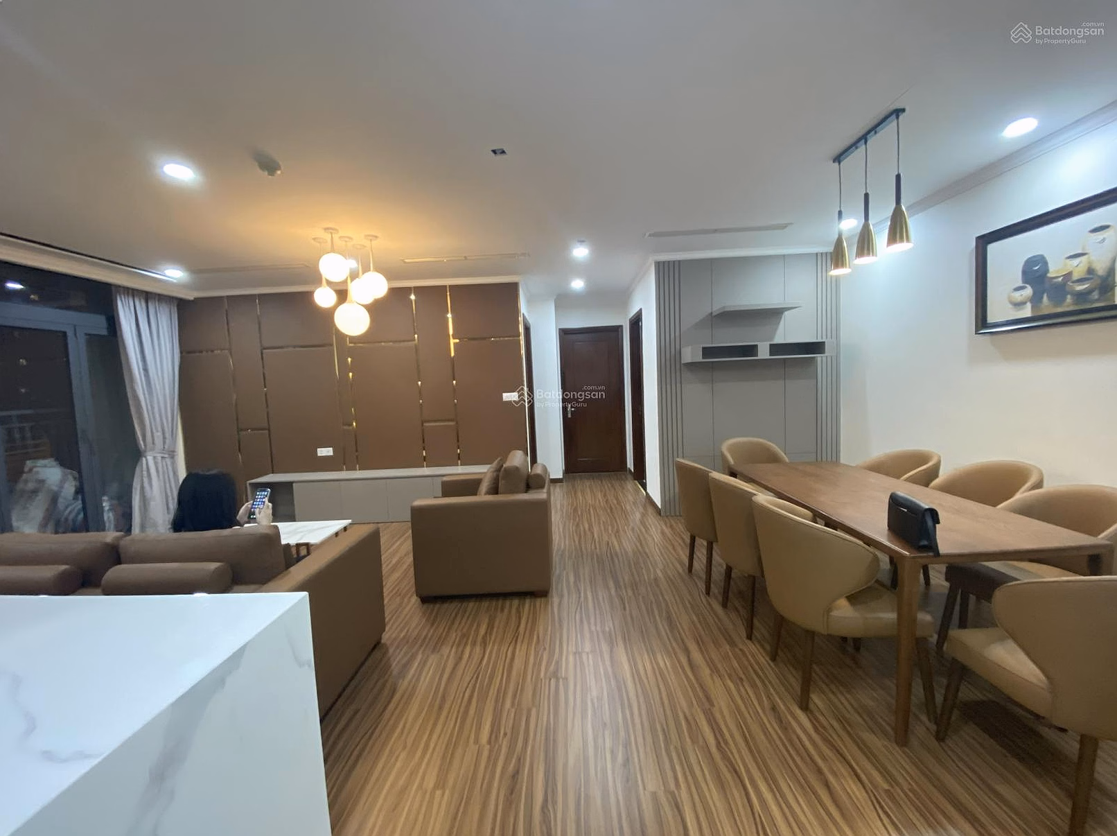 Selling Vinhomes Central Park 3-bedroom apartment 128m2 with high-class furniture and pink book