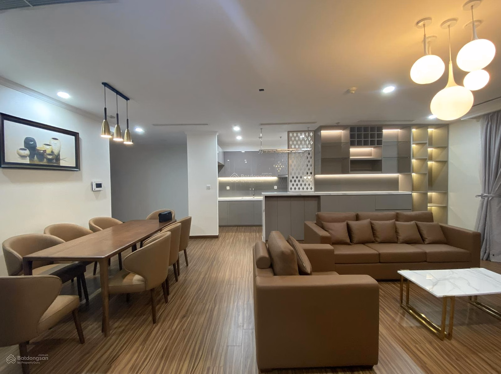 Selling Vinhomes Central Park 3-bedroom apartment 128m2 with high-class furniture and pink book