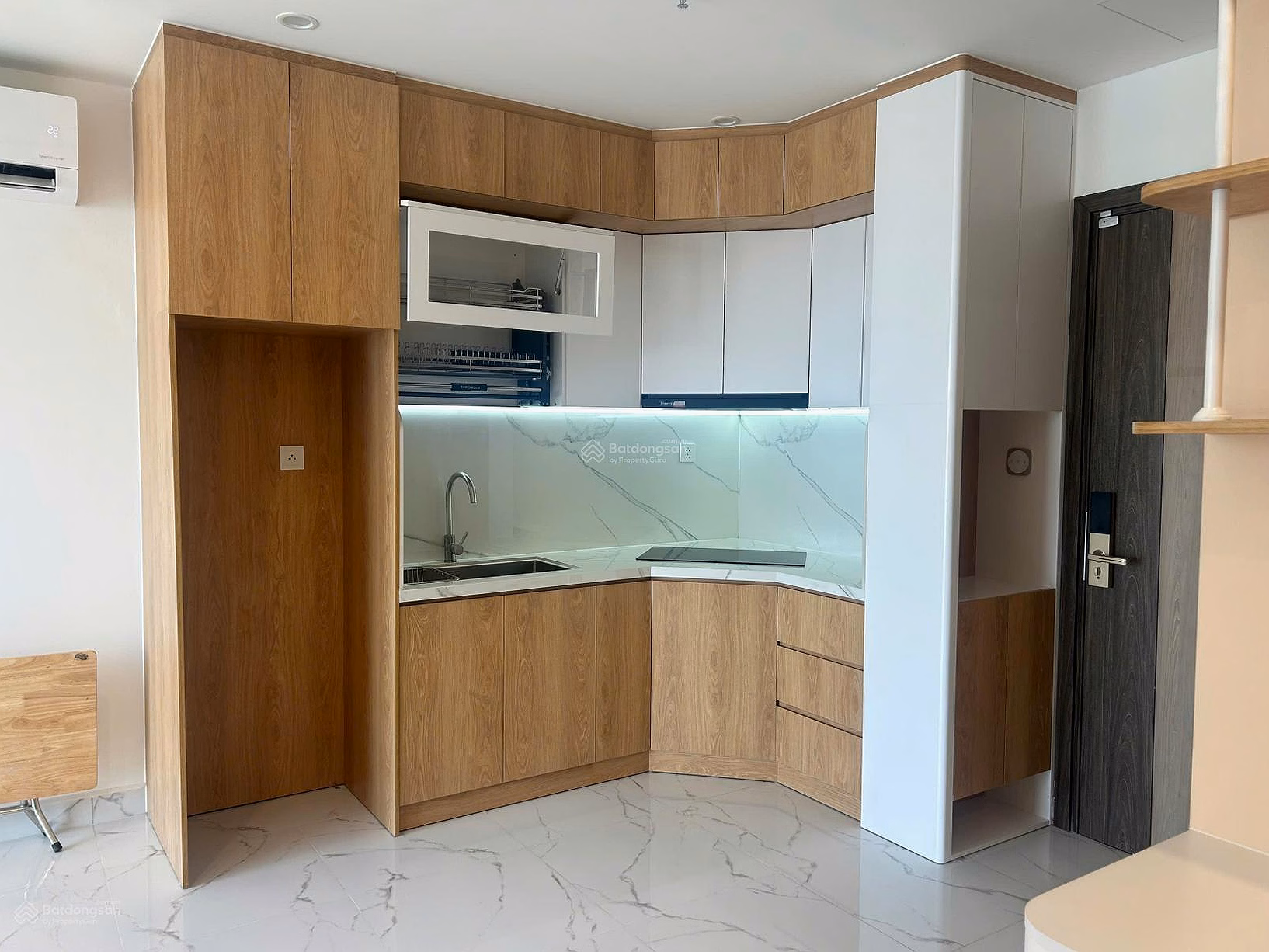 Homeowner needs to sell urgently 1 bedroom + Beverly Solari for only 2,750, give away wooden furniture.