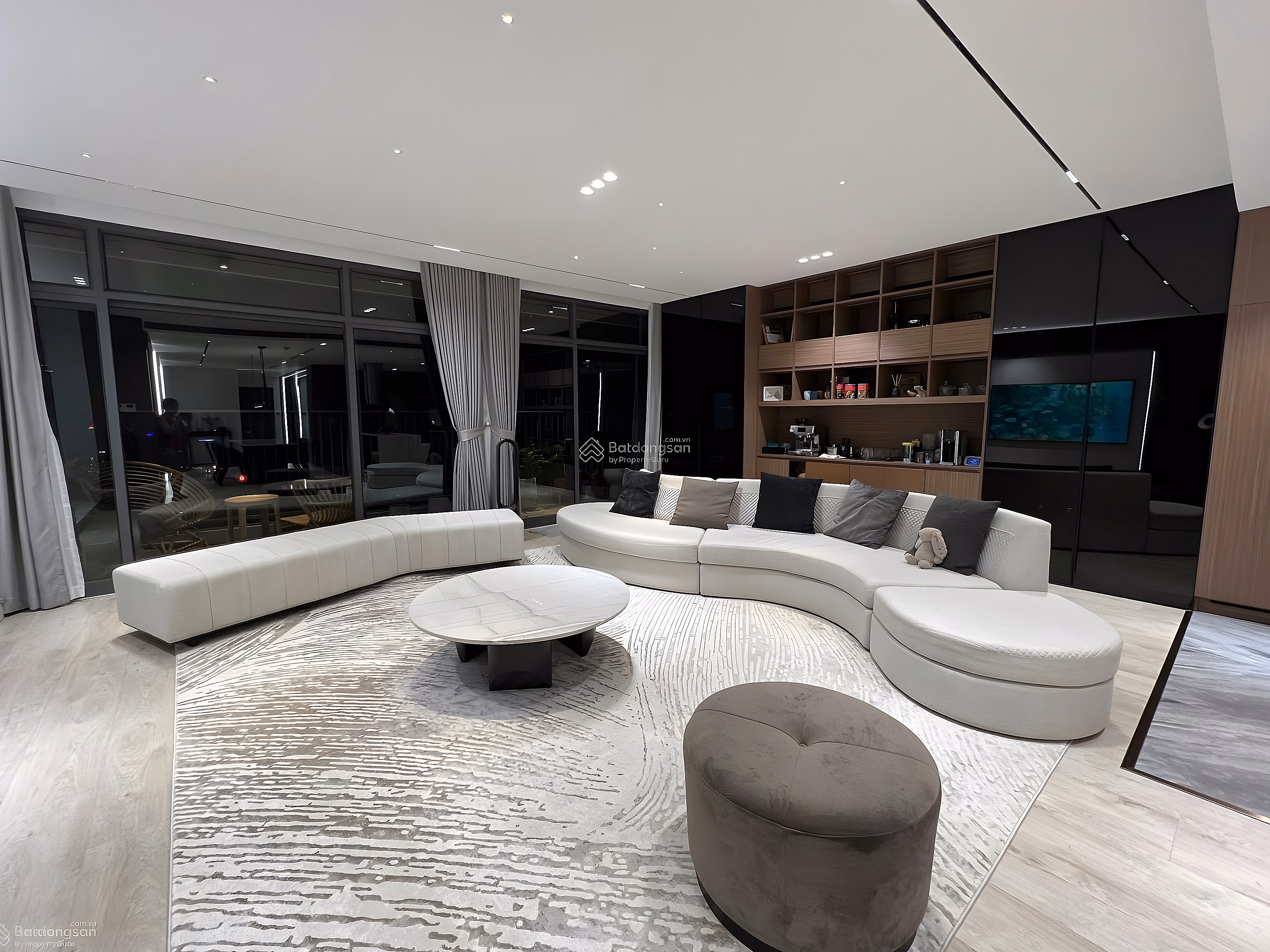 Selling 4-bedroom apartment, 210m², priced at 17 billion, cool Southeast balcony, most beautiful axis in the building, Discovery