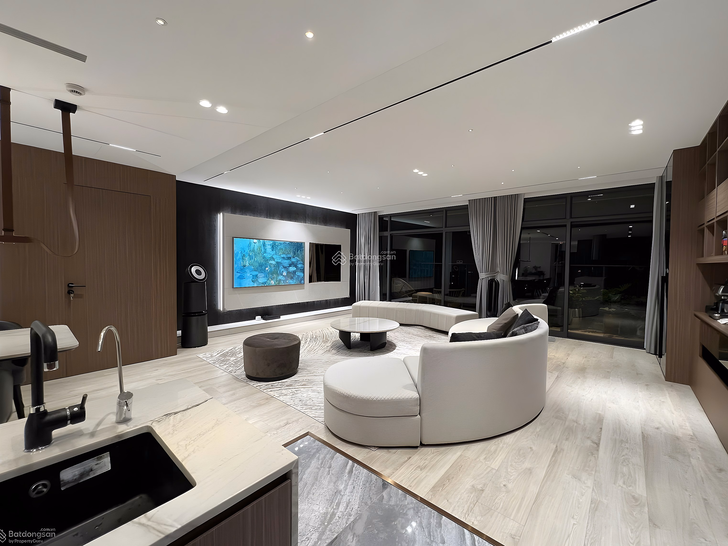 Selling 4-bedroom apartment, 210m², priced at 17 billion, cool Southeast balcony, most beautiful axis in the building, Discovery