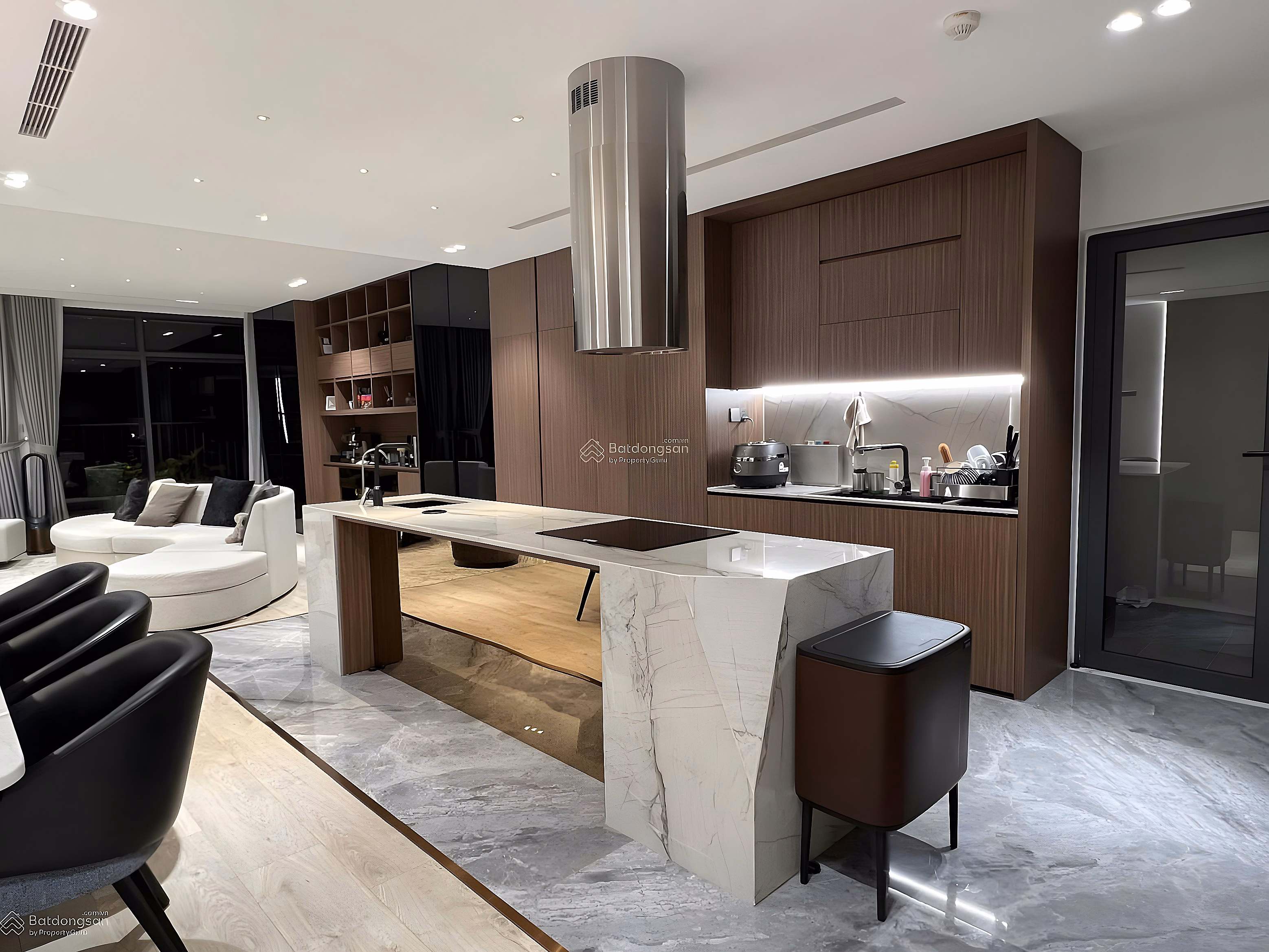 Selling 4-bedroom apartment, 210m², priced at 17 billion, cool Southeast balcony, most beautiful axis in the building, Discovery