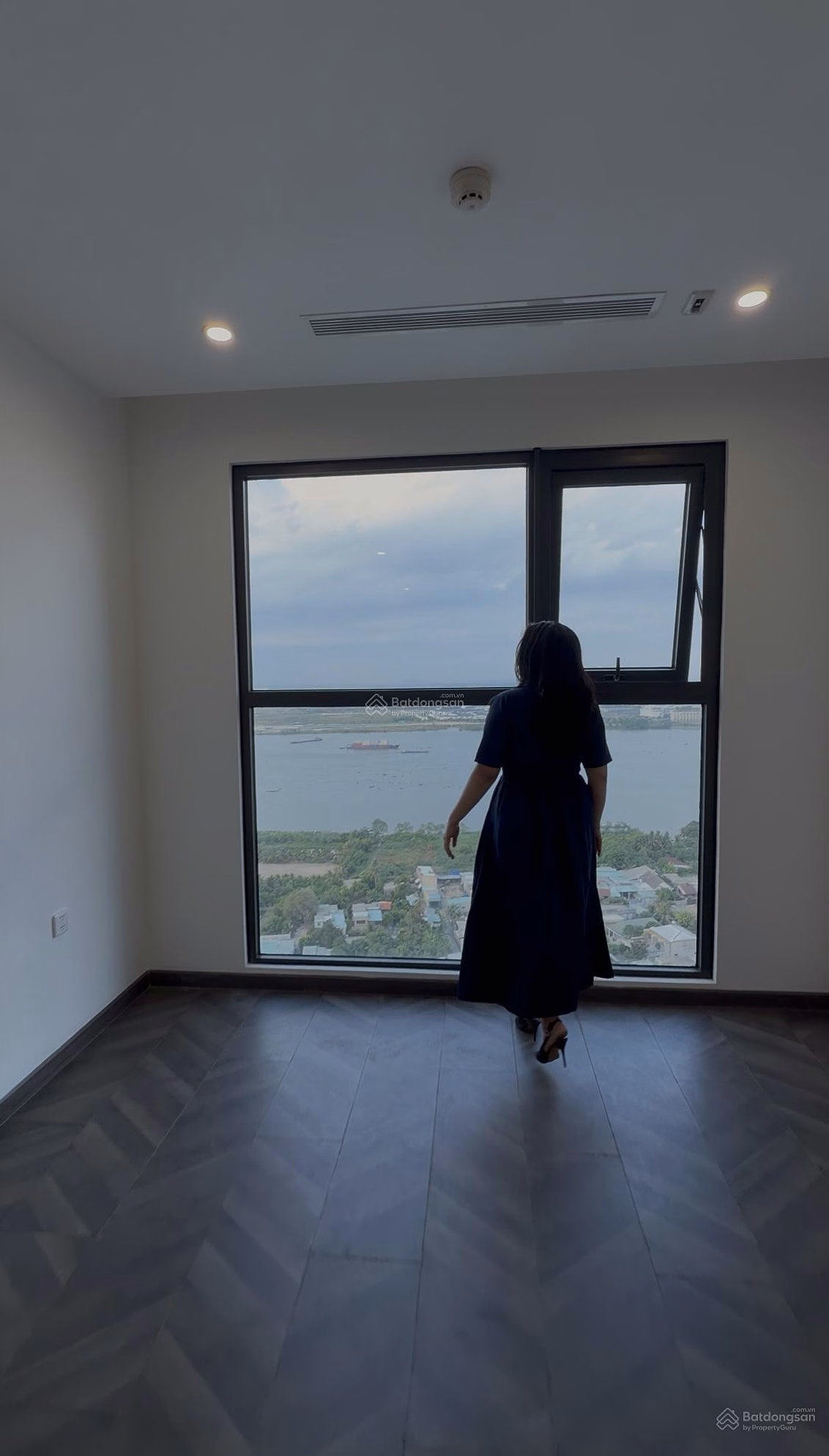 The last 3 bedrooms with river view are only 7 billion,343. Nice floor with no transferable goods