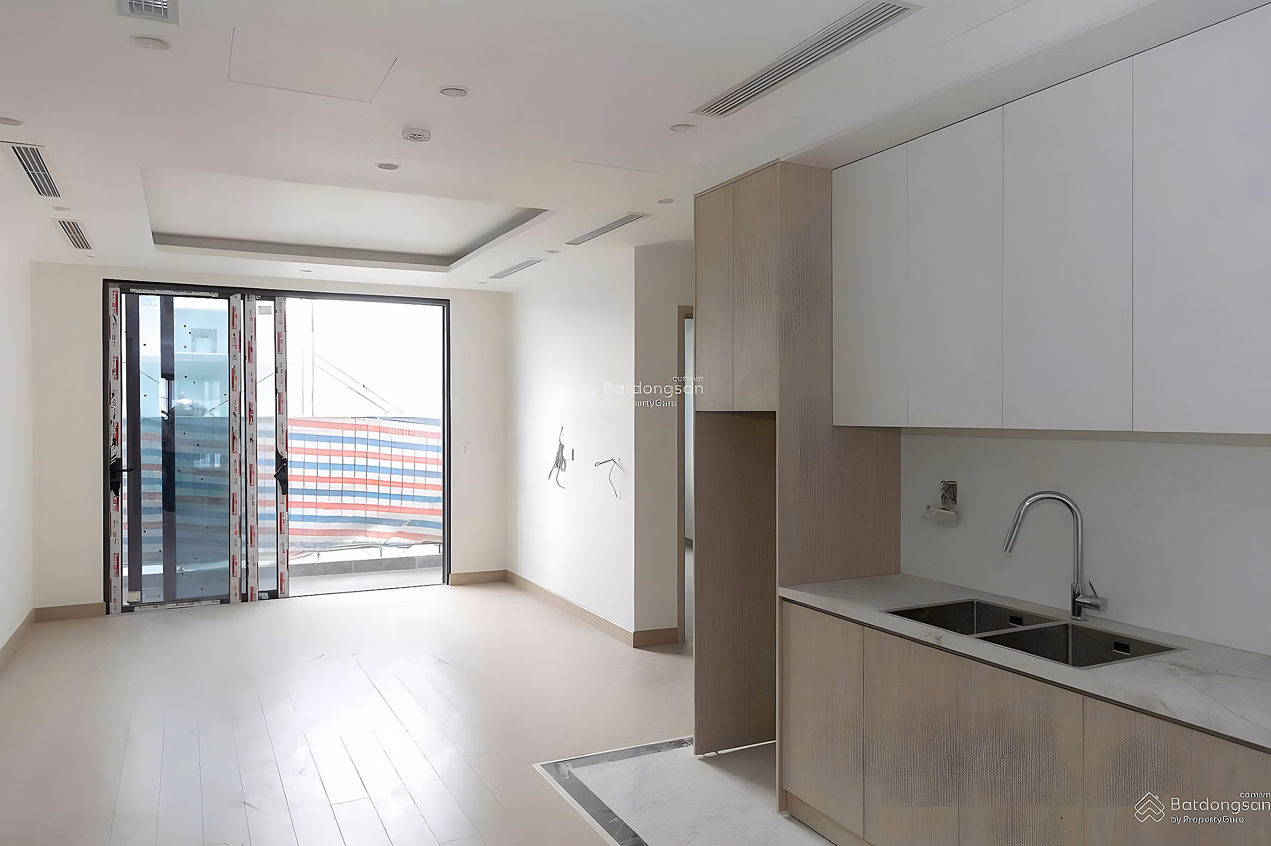 The owner sells the 63.4m FLC Hausman apartment on the 10th floor with My Dinh view
