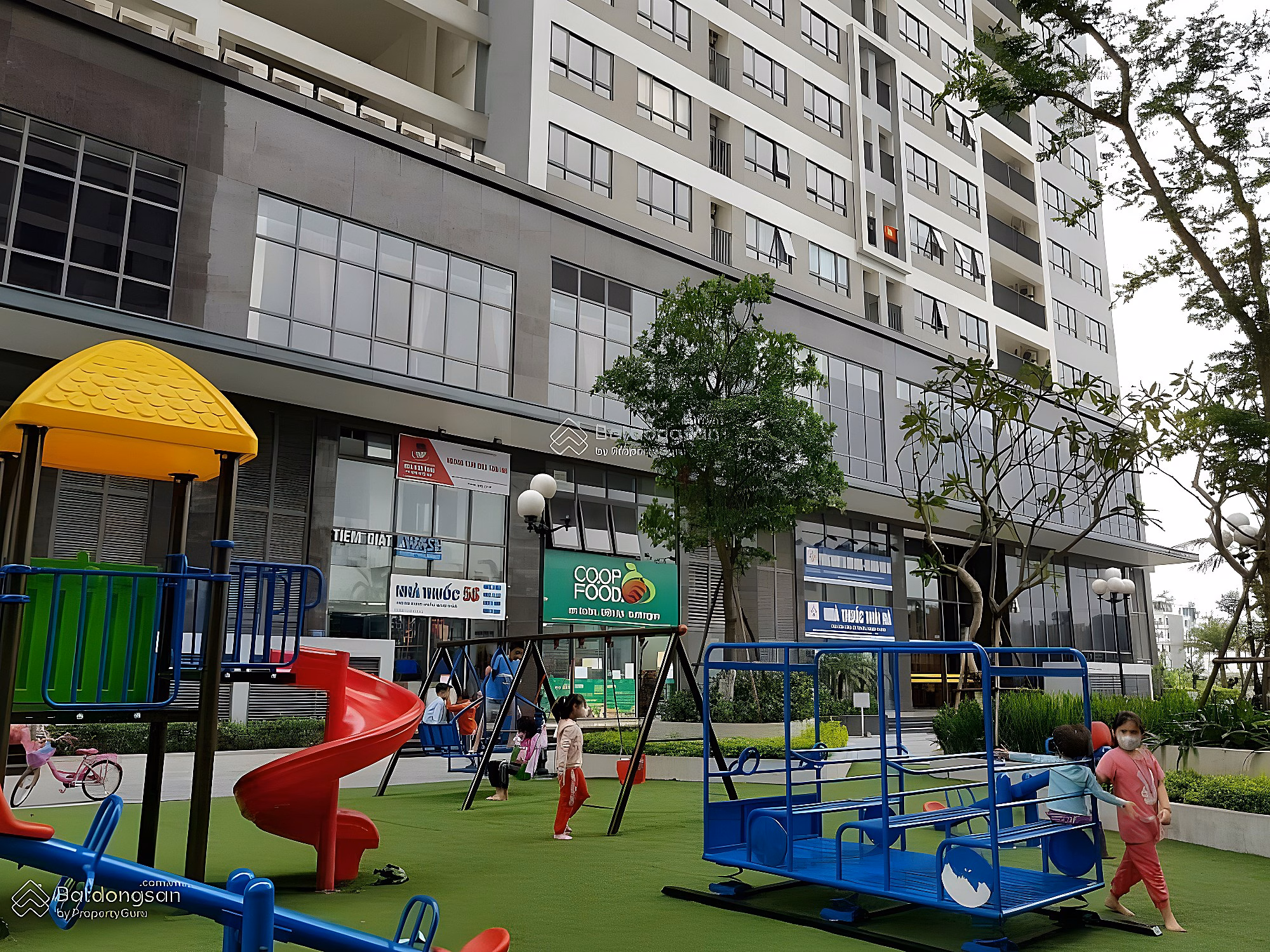 Selling 2-bedroom apartment, area 70m, full beautiful furniture, price 5.5 billion Thai Ha apartment Ministry of Public Security Pham Van Dong