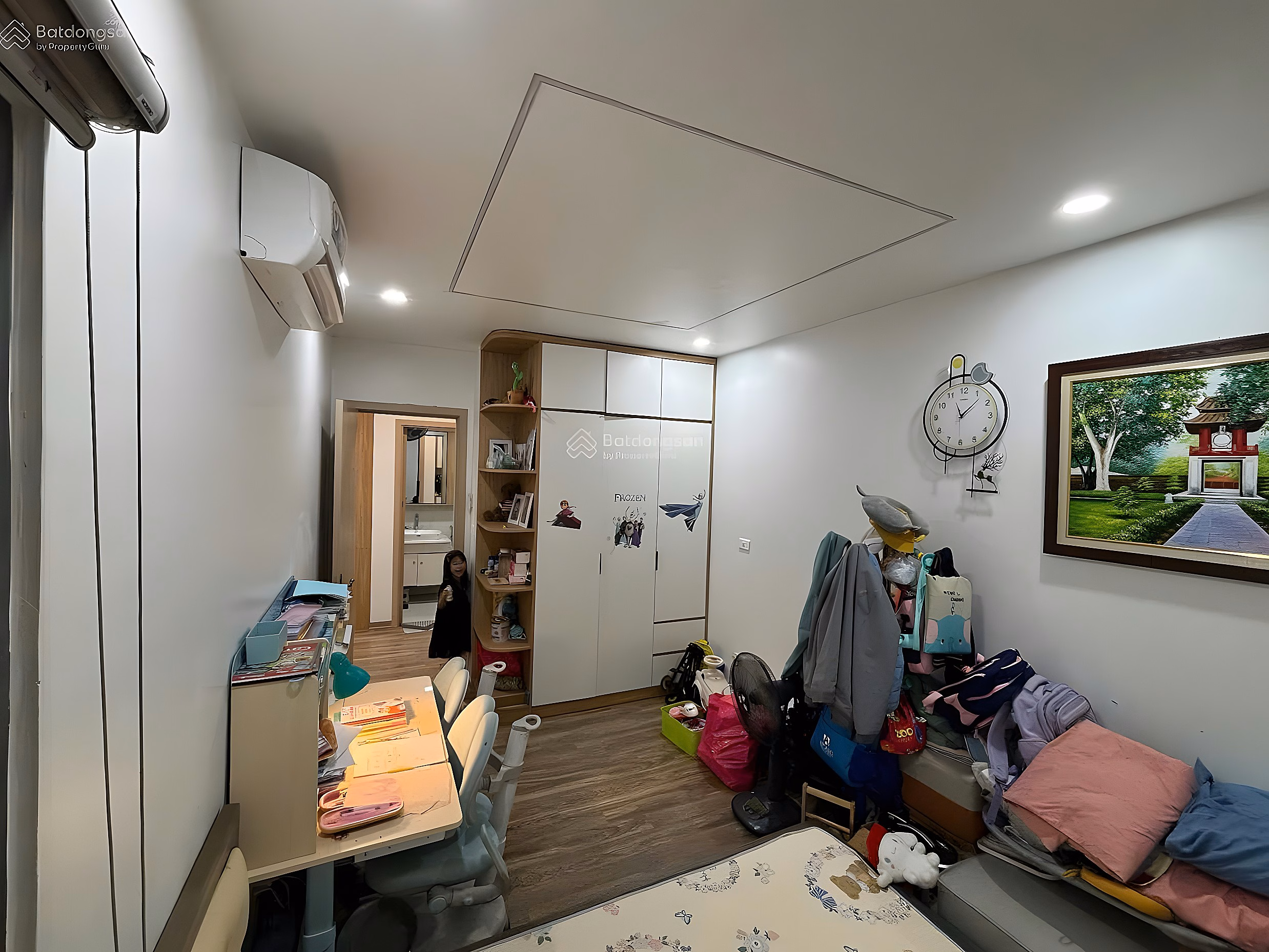 Selling 2-bedroom apartment, area 70m, full beautiful furniture, price 5.5 billion Thai Ha apartment Ministry of Public Security Pham Van Dong
