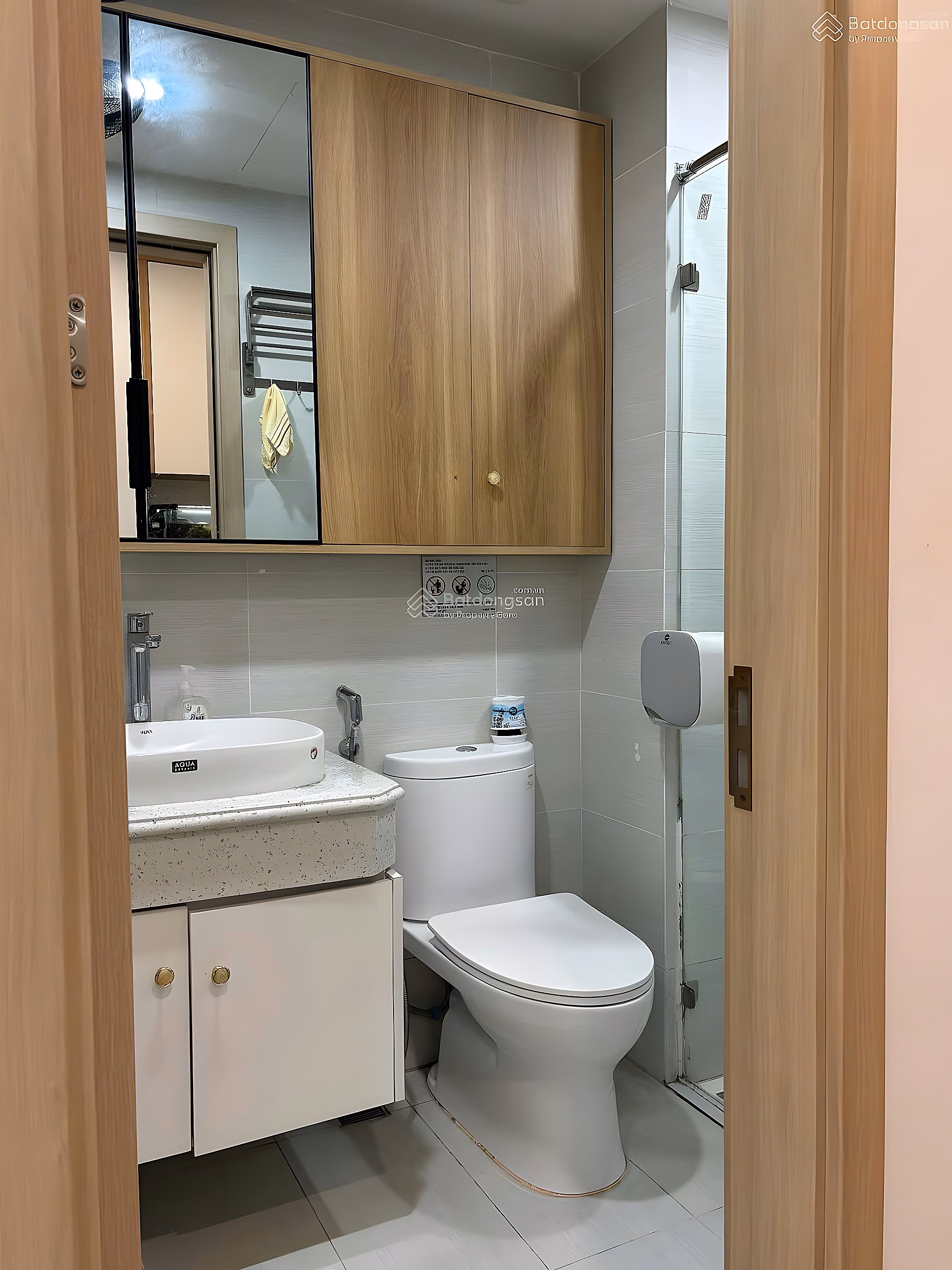 Selling 2-bedroom apartment, area 70m, full beautiful furniture, price 5.5 billion Thai Ha apartment Ministry of Public Security Pham Van Dong