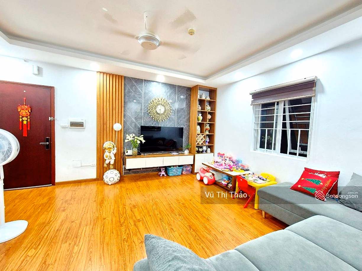 The owner sells Thanh Nhan house, Vo Thi Sau, 52m2, corner lot, 3 open sides, parking lot, red book available.