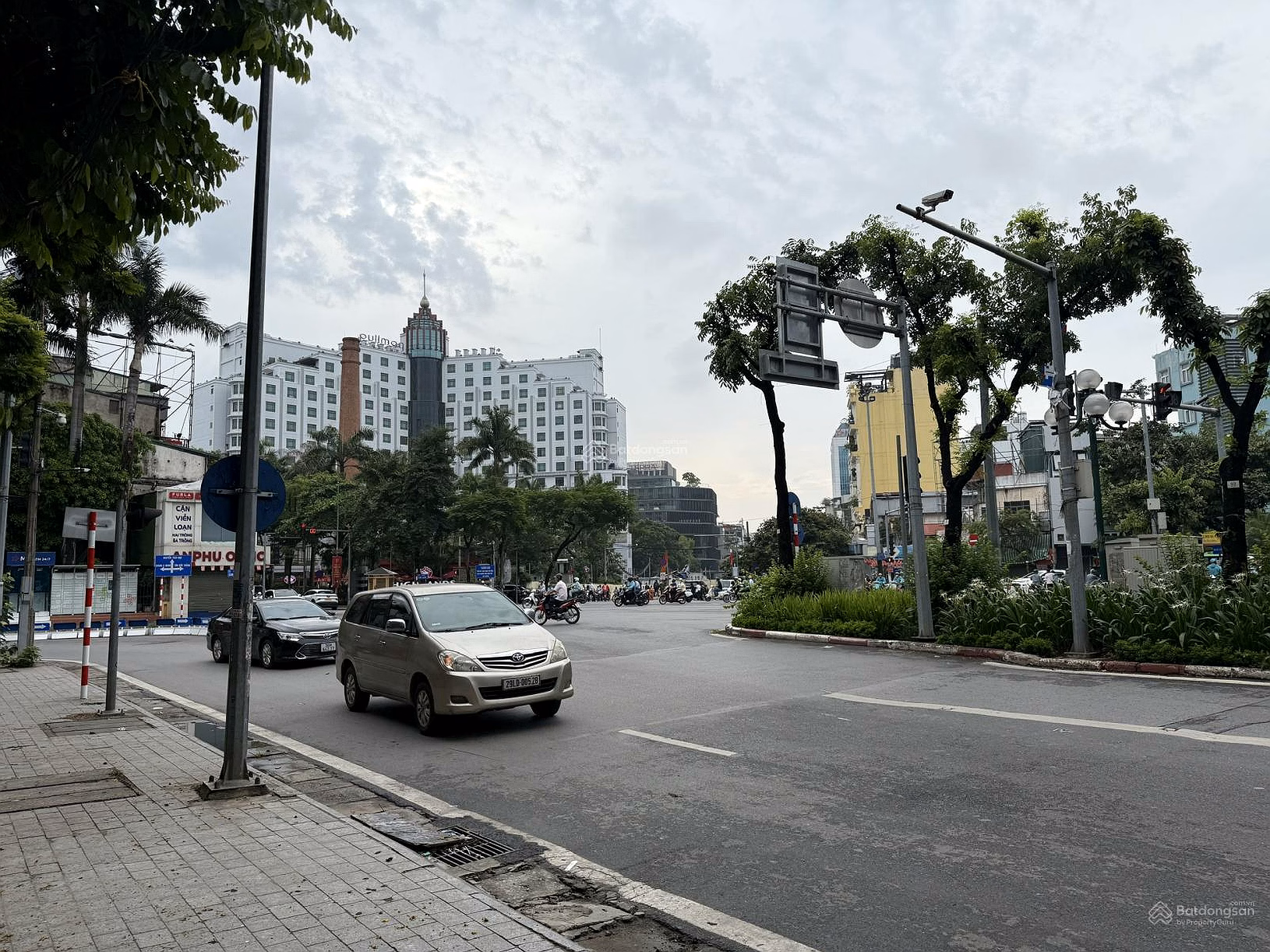 The owner leases business premises on the 1st floor, 132 Giang Vo, opposite Cat Linh station